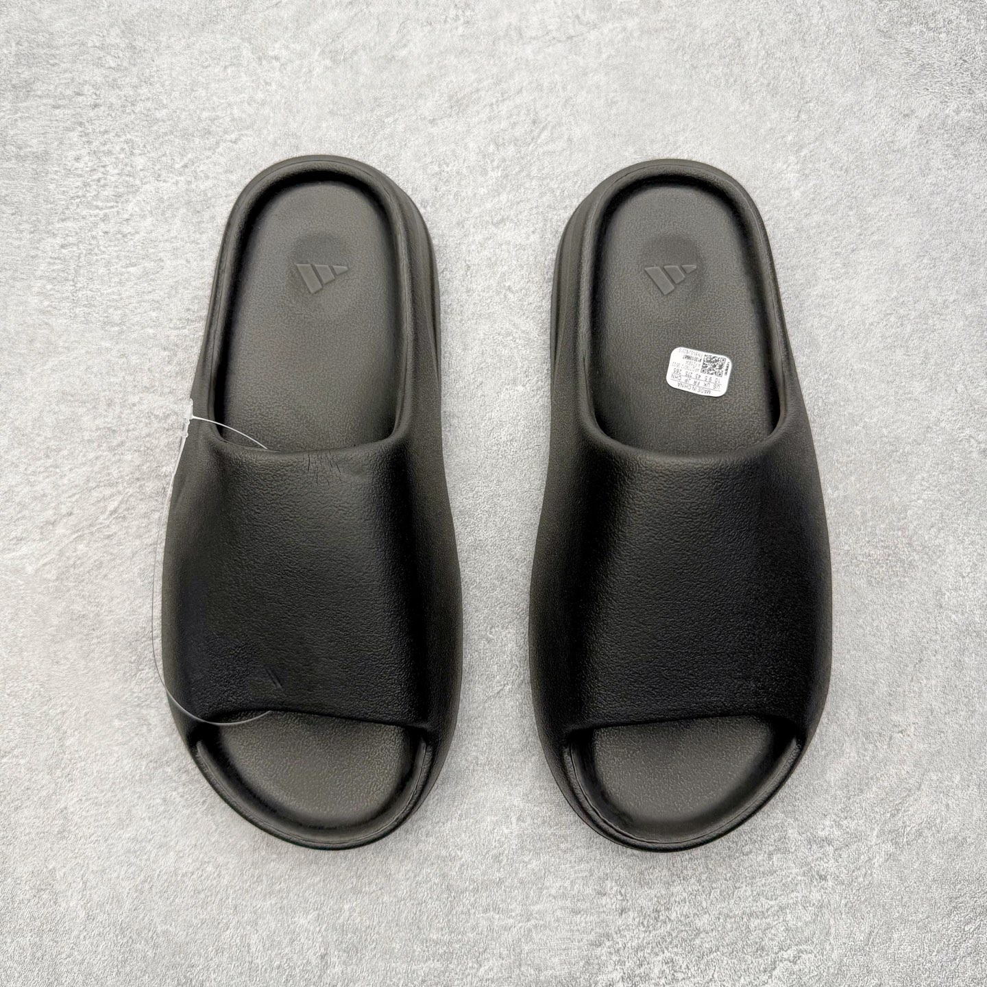 图片[2]-＃外贸订单福利 YEEZY 椰子拖鞋/洞洞鞋 史诗级福利 超值回馈捡漏 买到就是赚 真白菜价 好好把握 工厂清仓处理 zp专柜 直播间399 499一样的东西 帮你极致省钱 同源公司EVA粒子环保塑料 原厂指令配方 弹性卡色均保持原鞋一致 匠心打造 采用原厂进口MD全套模具打造 全套原楦头 鞋口弧度大小 鞋面色泽质感同步原鞋 LOGO内侧钢印清晰工整 原厂定制原标 同比ZP 符合人体设计 正常尺码：36 37 38 39 40 41 42 43 44 45-选品中心