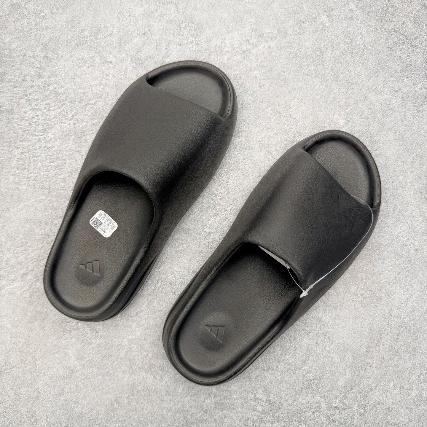 图片[3]-＃外贸订单福利 YEEZY 椰子拖鞋/洞洞鞋 史诗级福利 超值回馈捡漏 买到就是赚 真白菜价 好好把握 工厂清仓处理 zp专柜 直播间399 499一样的东西 帮你极致省钱 同源公司EVA粒子环保塑料 原厂指令配方 弹性卡色均保持原鞋一致 匠心打造 采用原厂进口MD全套模具打造 全套原楦头 鞋口弧度大小 鞋面色泽质感同步原鞋 LOGO内侧钢印清晰工整 原厂定制原标 同比ZP 符合人体设计 正常尺码：36 37 38 39 40 41 42 43 44 45-选品中心