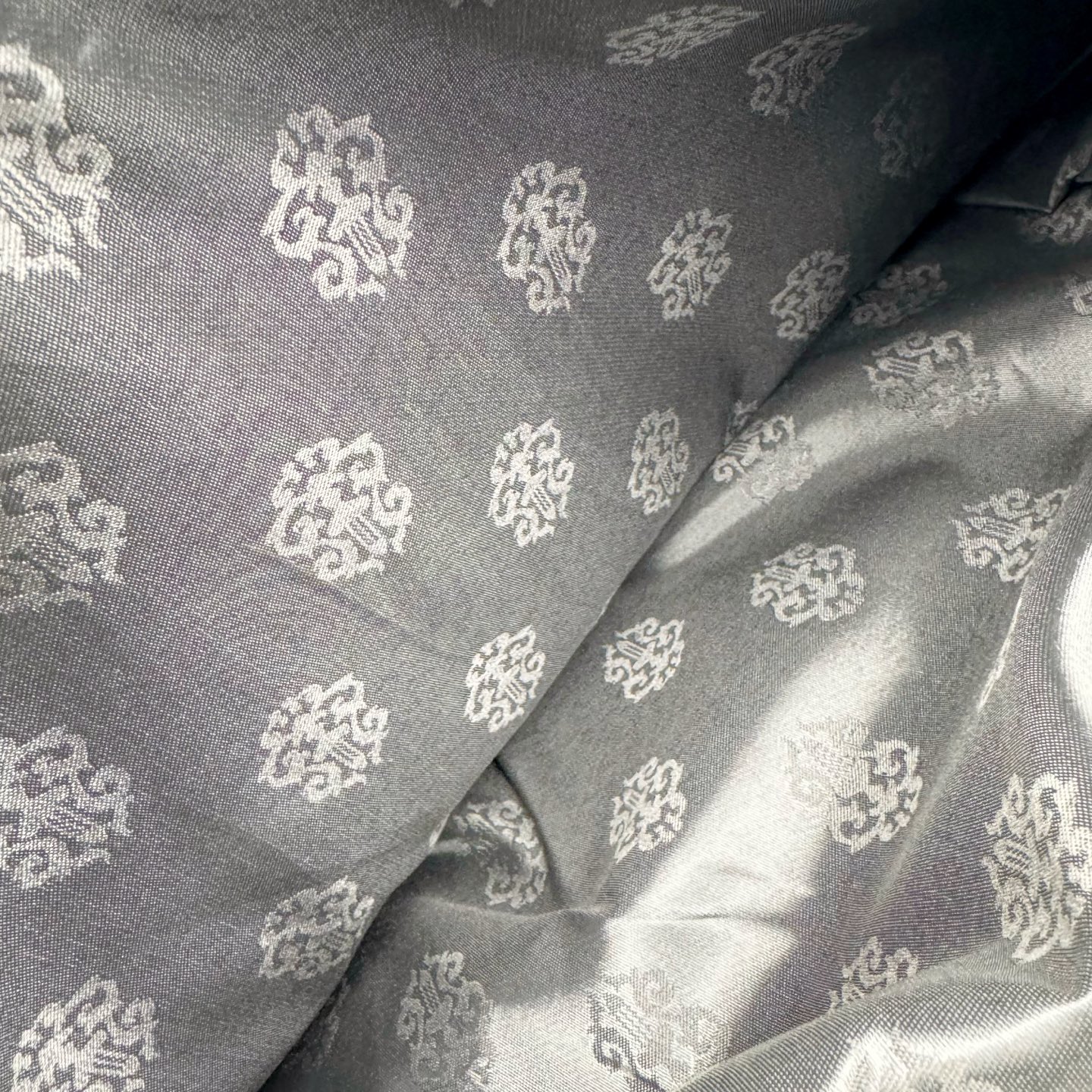 图片[10]-Chrome Hearts 克罗心 斜挎托特包 黑色十字架单肩包 牛皮材质 复古五金 宝剑拉链设计 -此包五金消耗非常之大 -需要开模在送去做旧 进行雕刻腐蚀 -工艺非常之多 原版开模 细节到位 斜挎单肩背包两用 配有防尘袋包装 银饰酷飒有型，拉链顺滑、肩带结实， 尺寸：41x13x34cm，男女都能背，通勤出门都实用。支持斜挎/单肩/手提，一包多用！-选品中心
