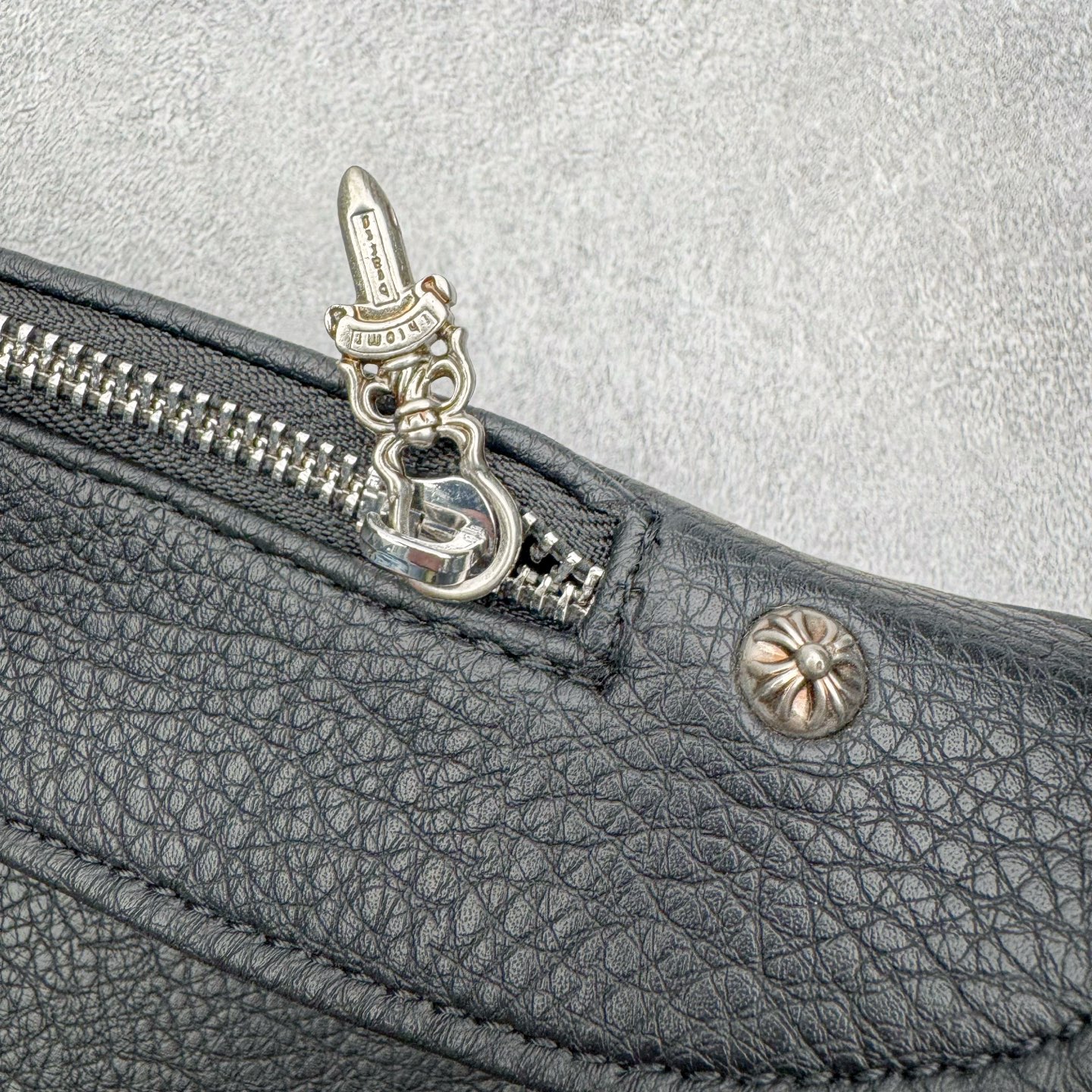 图片[7]-Chrome Hearts 克罗心 斜挎托特包 黑色十字架单肩包 牛皮材质 复古五金 宝剑拉链设计 -此包五金消耗非常之大 -需要开模在送去做旧 进行雕刻腐蚀 -工艺非常之多 原版开模 细节到位 斜挎单肩背包两用 配有防尘袋包装 银饰酷飒有型，拉链顺滑、肩带结实， 尺寸：41x13x34cm，男女都能背，通勤出门都实用。支持斜挎/单肩/手提，一包多用！-选品中心