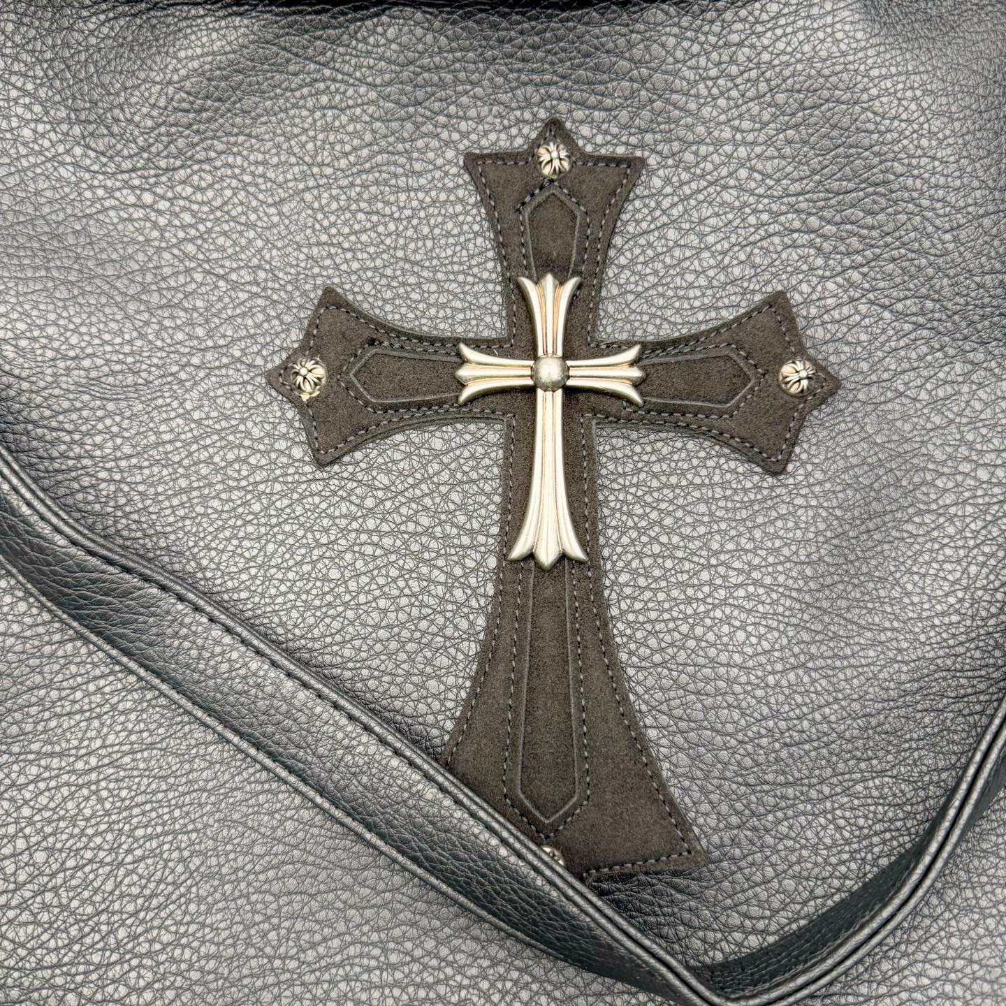 图片[3]-Chrome Hearts 克罗心 斜挎托特包 黑色十字架单肩包 牛皮材质 复古五金 宝剑拉链设计 -此包五金消耗非常之大 -需要开模在送去做旧 进行雕刻腐蚀 -工艺非常之多 原版开模 细节到位 斜挎单肩背包两用 配有防尘袋包装 银饰酷飒有型，拉链顺滑、肩带结实， 尺寸：41x13x34cm，男女都能背，通勤出门都实用。支持斜挎/单肩/手提，一包多用！-选品中心