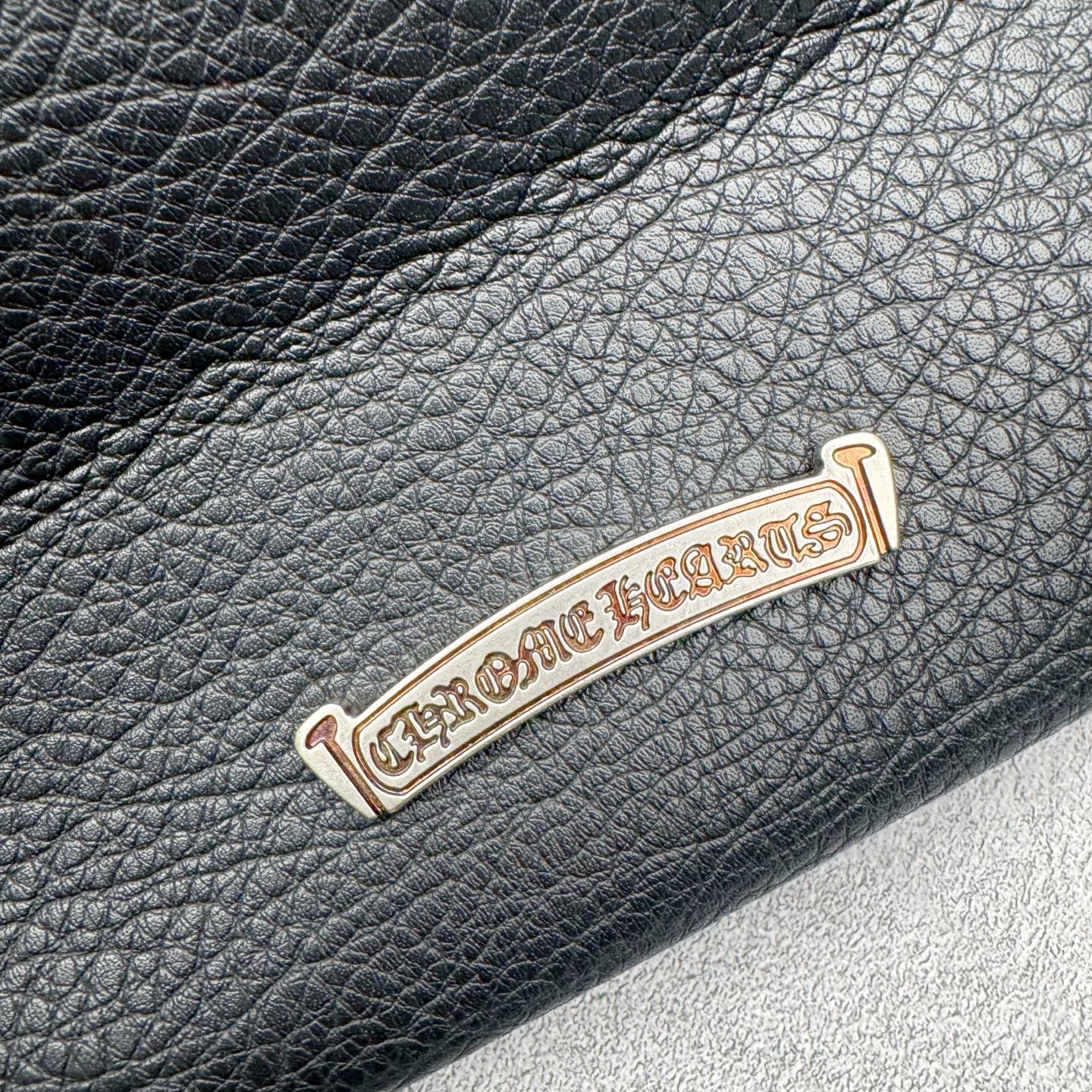 图片[4]-Chrome Hearts 克罗心 斜挎托特包 黑色十字架单肩包 牛皮材质 复古五金 宝剑拉链设计 -此包五金消耗非常之大 -需要开模在送去做旧 进行雕刻腐蚀 -工艺非常之多 原版开模 细节到位 斜挎单肩背包两用 配有防尘袋包装 银饰酷飒有型，拉链顺滑、肩带结实， 尺寸：41x13x34cm，男女都能背，通勤出门都实用。支持斜挎/单肩/手提，一包多用！-选品中心