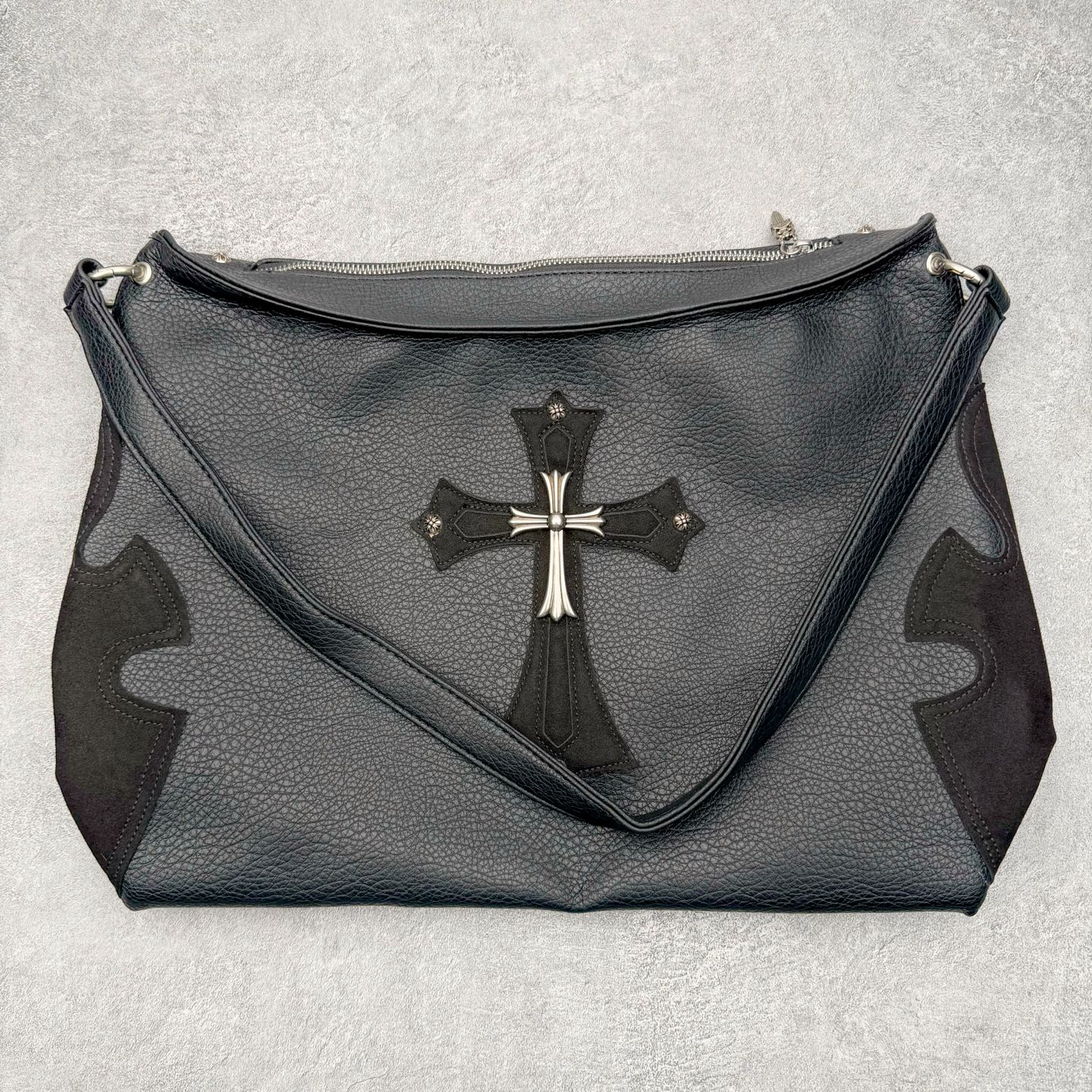 Chrome Hearts 克罗心 斜挎托特包 黑色十字架单肩包 牛皮材质 复古五金 宝剑拉链设计 -此包五金消耗非常之大 -需要开模在送去做旧 进行雕刻腐蚀 -工艺非常之多 原版开模 细节到位 斜挎单肩背包两用 配有防尘袋包装 银饰酷飒有型，拉链顺滑、肩带结实， 尺寸：41x13x34cm，男女都能背，通勤出门都实用。支持斜挎/单肩/手提，一包多用！-选品中心