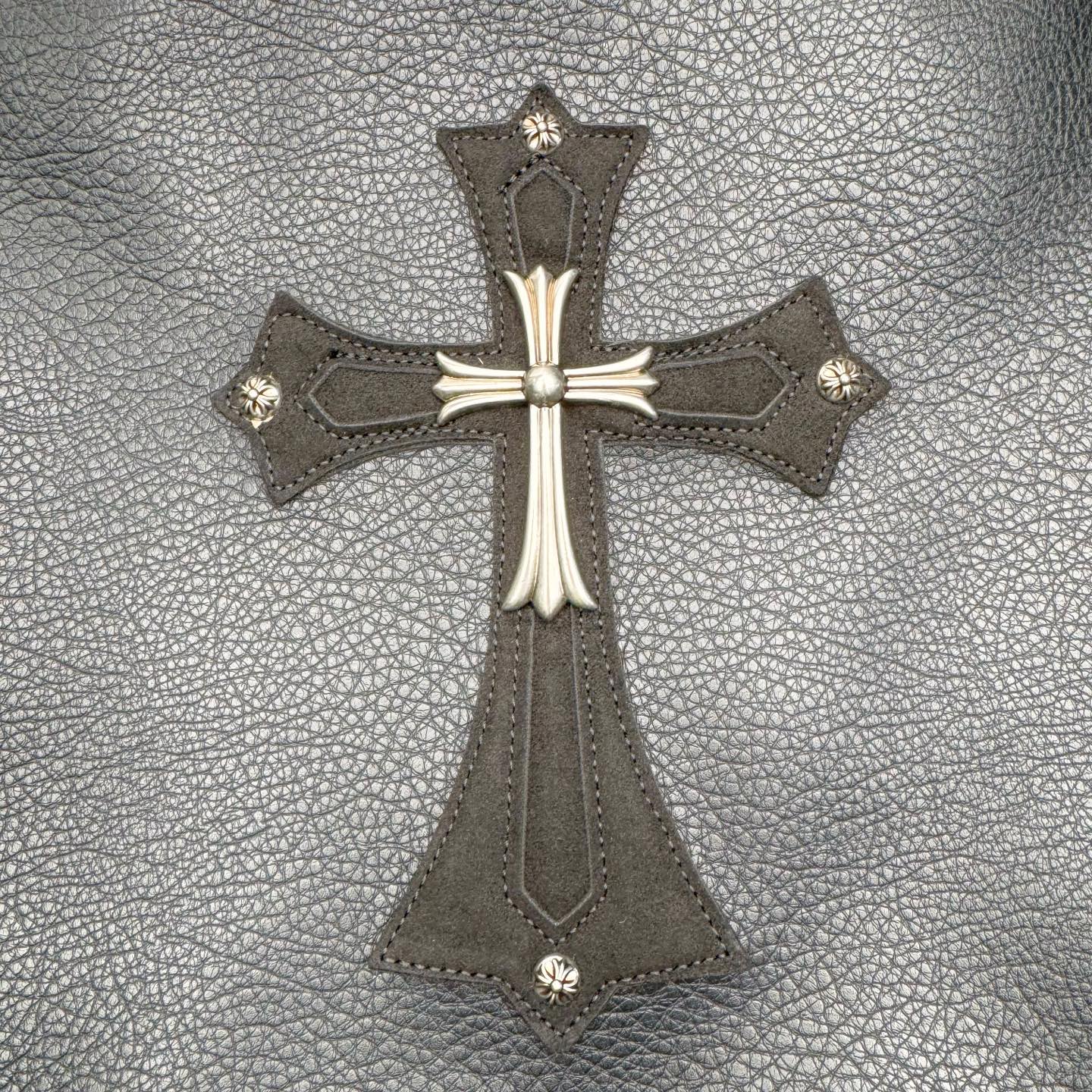 图片[6]-Chrome Hearts 克罗心 斜挎托特包 黑色十字架单肩包 牛皮材质 复古五金 宝剑拉链设计 -此包五金消耗非常之大 -需要开模在送去做旧 进行雕刻腐蚀 -工艺非常之多 原版开模 细节到位 斜挎单肩背包两用 配有防尘袋包装 银饰酷飒有型，拉链顺滑、肩带结实， 尺寸：41x13x34cm，男女都能背，通勤出门都实用。支持斜挎/单肩/手提，一包多用！-选品中心
