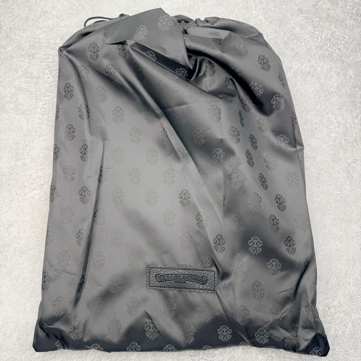 图片[11]-Chrome Hearts 克罗心 黑色拼皮 拉链开合 皮革 书包背包双肩包 配有防尘袋包装 原版开模 拉链都是宝剑🗡️式样的 复古五金件 牛皮材质 尺寸：42cm*35cm*12cm-选品中心