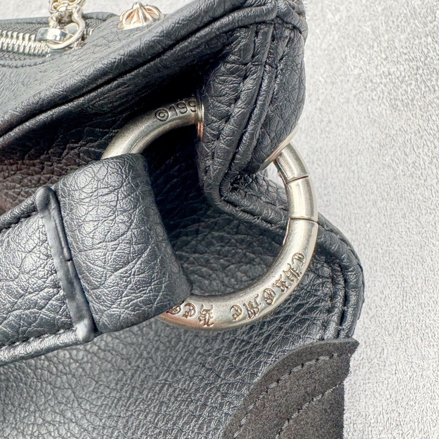 图片[8]-Chrome Hearts 克罗心 斜挎托特包 黑色十字架单肩包 牛皮材质 复古五金 宝剑拉链设计 -此包五金消耗非常之大 -需要开模在送去做旧 进行雕刻腐蚀 -工艺非常之多 原版开模 细节到位 斜挎单肩背包两用 配有防尘袋包装 银饰酷飒有型，拉链顺滑、肩带结实， 尺寸：41x13x34cm，男女都能背，通勤出门都实用。支持斜挎/单肩/手提，一包多用！-选品中心