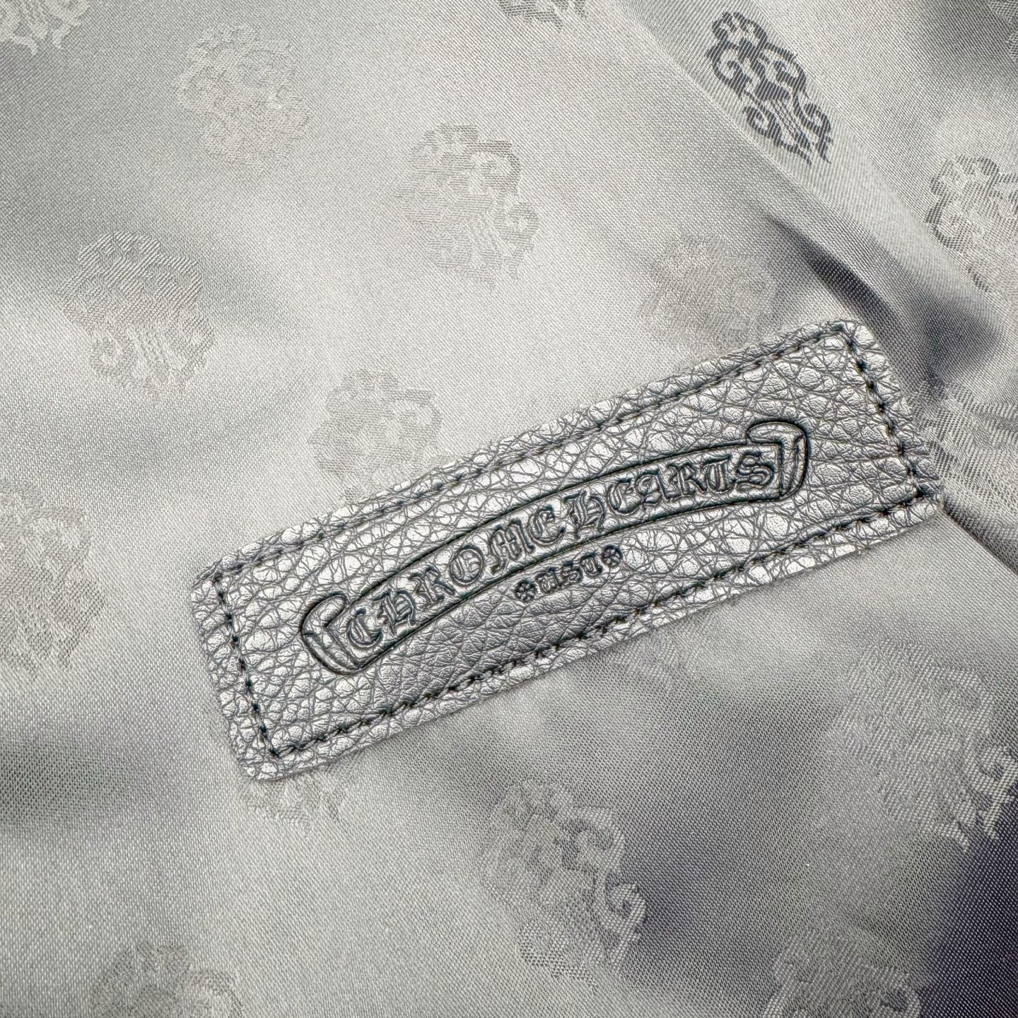 图片[11]-Chrome Hearts 克罗心 斜挎托特包 黑色十字架单肩包 牛皮材质 复古五金 宝剑拉链设计 -此包五金消耗非常之大 -需要开模在送去做旧 进行雕刻腐蚀 -工艺非常之多 原版开模 细节到位 斜挎单肩背包两用 配有防尘袋包装 银饰酷飒有型，拉链顺滑、肩带结实， 尺寸：41x13x34cm，男女都能背，通勤出门都实用。支持斜挎/单肩/手提，一包多用！-选品中心