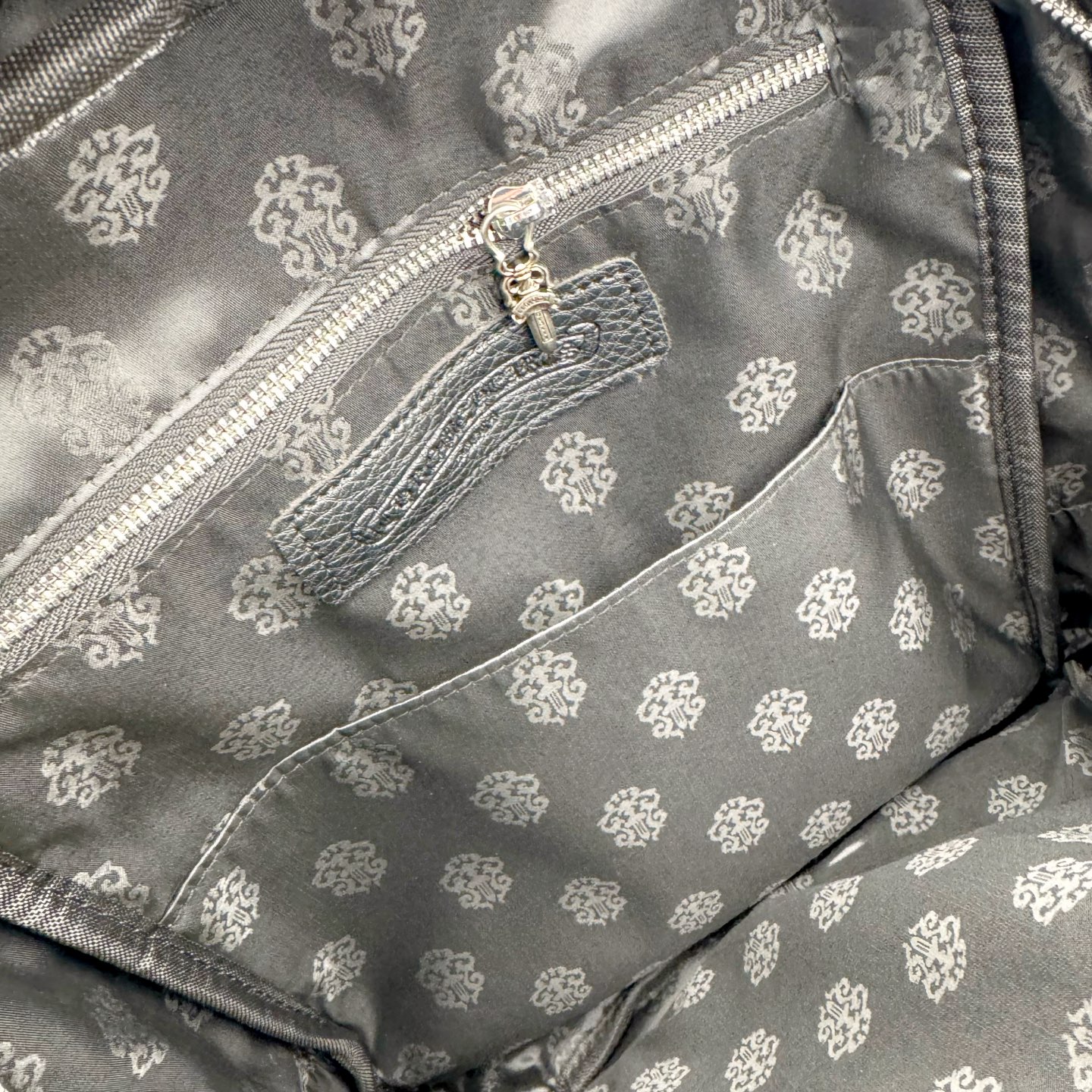 图片[10]-Chrome Hearts 克罗心 彩色拼接 拉链开合 皮革 书包背包双肩包 配有防尘袋包装 原版开模 拉链都是宝剑🗡️式样的 复古五金件 牛皮材质 尺寸：42cm*35cm*12cm-选品中心