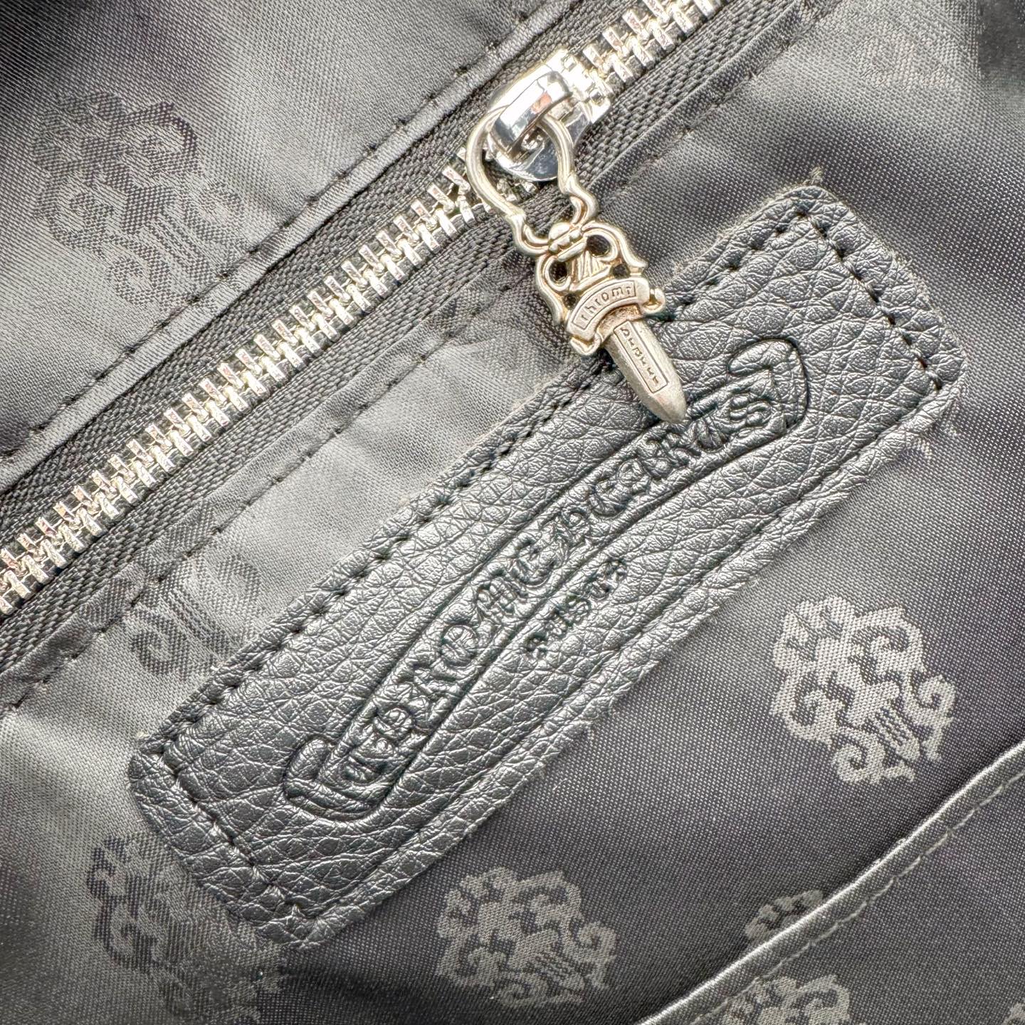 图片[11]-Chrome Hearts 克罗心 彩色拼接 拉链开合 皮革 书包背包双肩包 配有防尘袋包装 原版开模 拉链都是宝剑🗡️式样的 复古五金件 牛皮材质 尺寸：42cm*35cm*12cm-选品中心