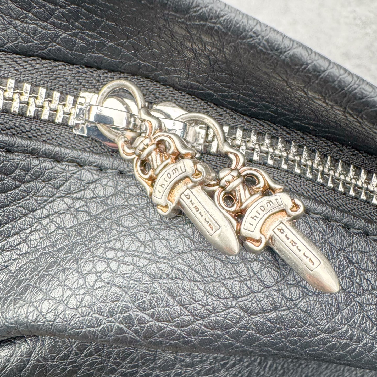 图片[6]-Chrome Hearts 克罗心 黑色拼皮 拉链开合 皮革 书包背包双肩包 配有防尘袋包装 原版开模 拉链都是宝剑🗡️式样的 复古五金件 牛皮材质 尺寸：42cm*35cm*12cm-选品中心
