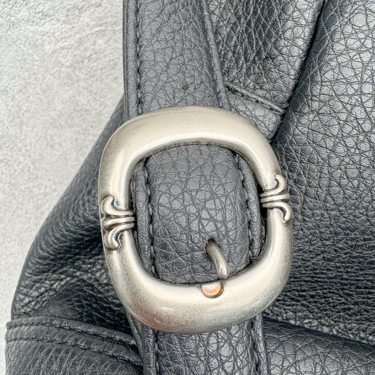 图片[7]-Chrome Hearts 克罗心 黑色拼皮 拉链开合 皮革 书包背包双肩包 配有防尘袋包装 原版开模 拉链都是宝剑🗡️式样的 复古五金件 牛皮材质 尺寸：42cm*35cm*12cm-选品中心