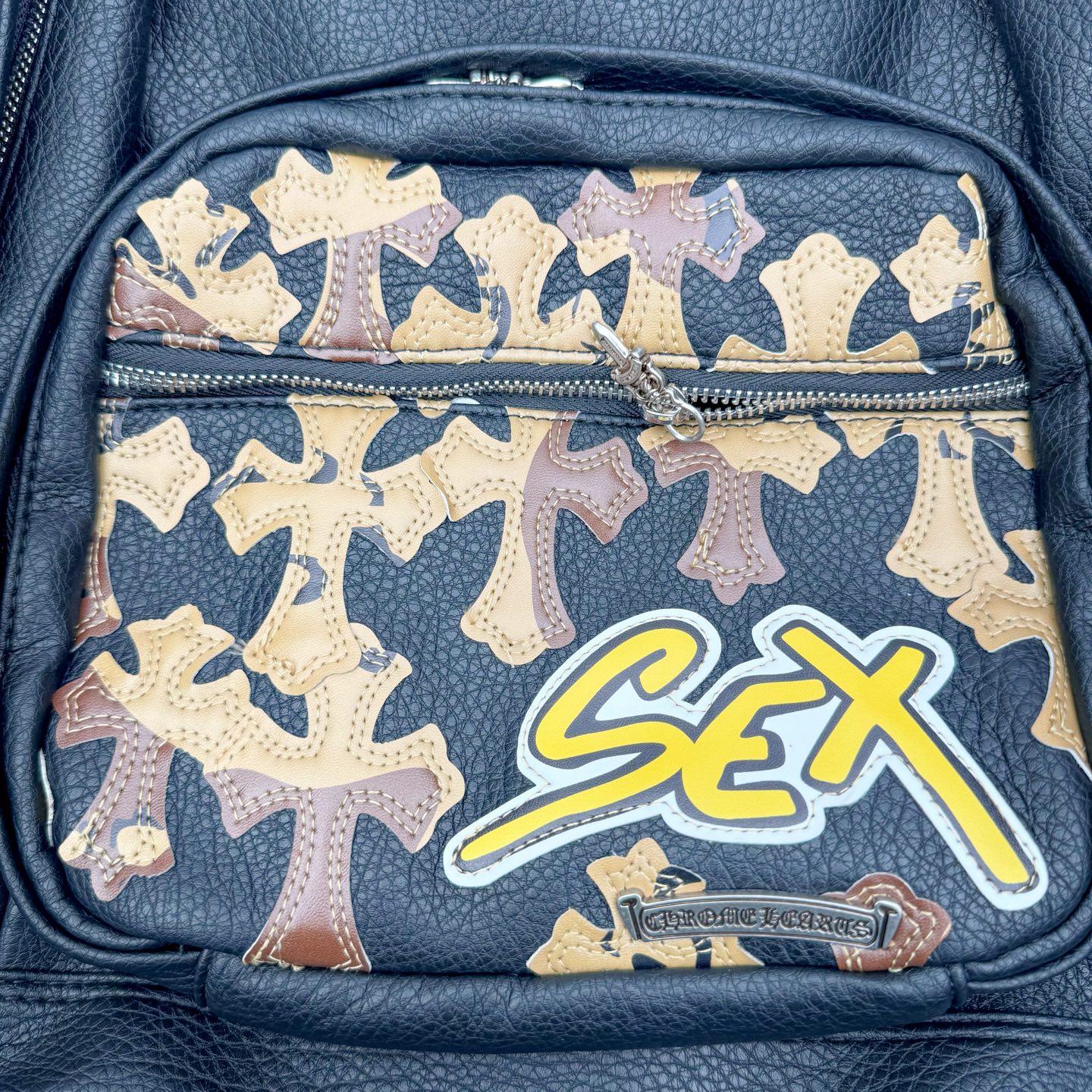 图片[3]-Chrome Hearts 克罗心 沙漠迷彩 拉链开合 皮革 书包背包双肩包 配有防尘袋包装 原版开模 拉链都是宝剑🗡️式样的 复古五金件 牛皮材质 尺寸：42cm*35cm*12cm-选品中心