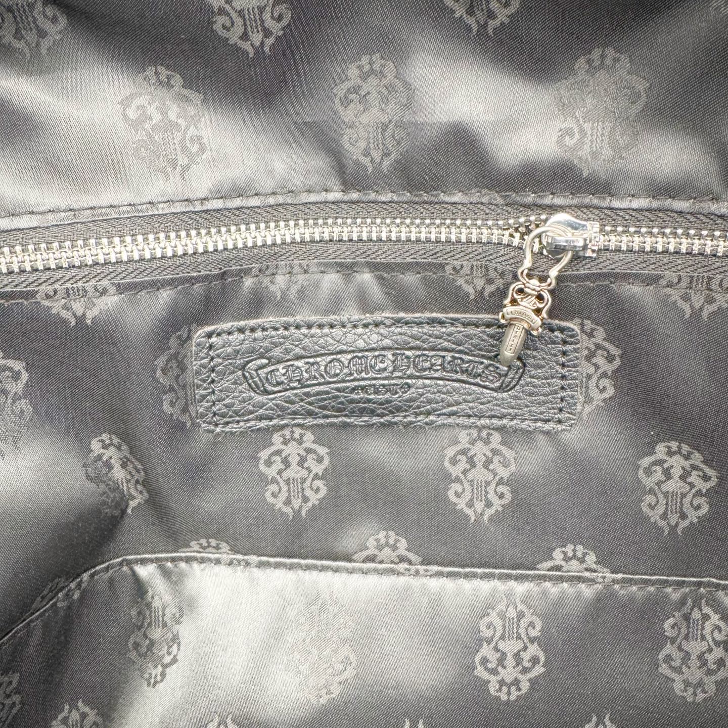图片[5]-Chrome Hearts 克罗心 黑色拼皮 拉链开合 皮革 书包背包双肩包 配有防尘袋包装 原版开模 拉链都是宝剑🗡️式样的 复古五金件 牛皮材质 尺寸：42cm*35cm*12cm-选品中心