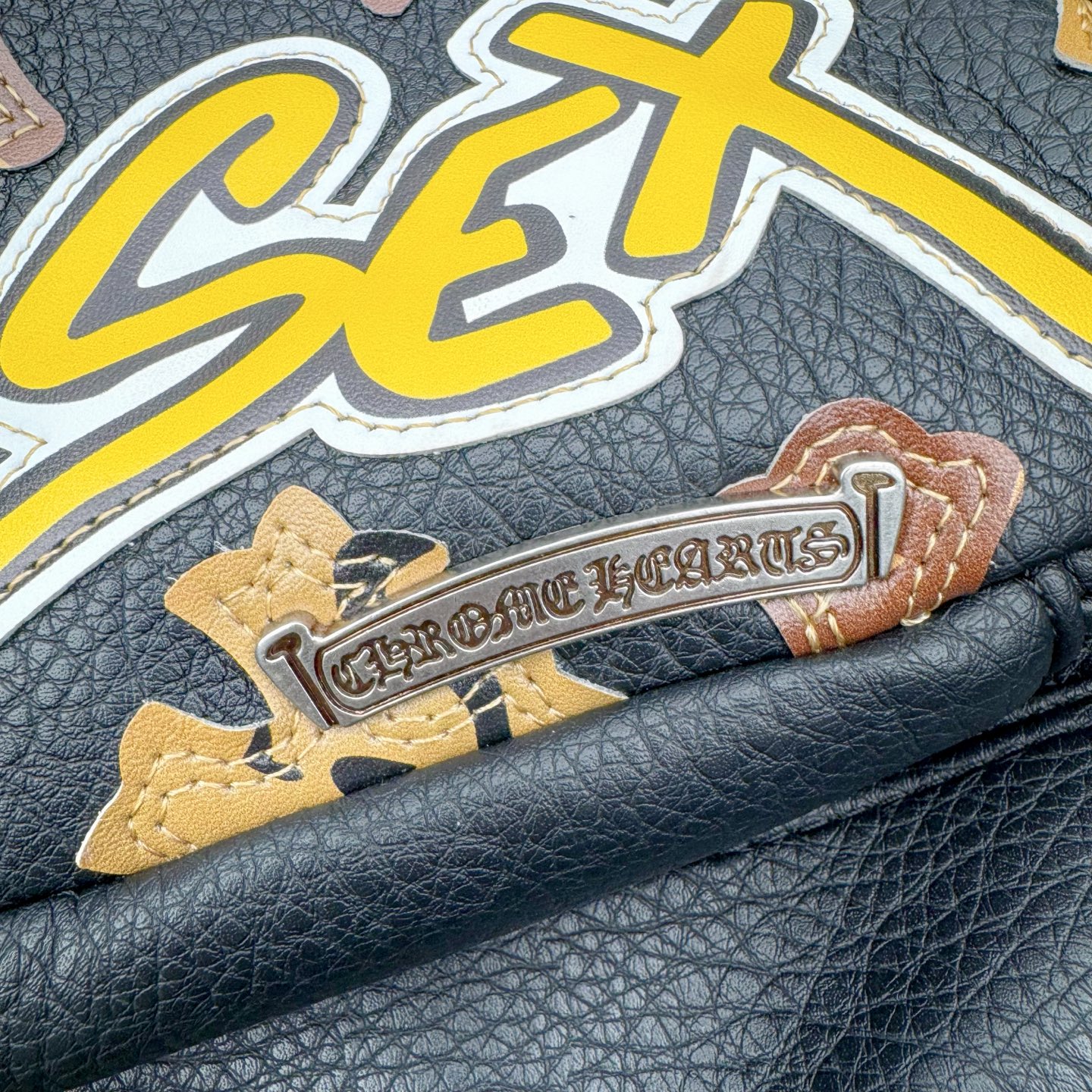 图片[4]-Chrome Hearts 克罗心 沙漠迷彩 拉链开合 皮革 书包背包双肩包 配有防尘袋包装 原版开模 拉链都是宝剑🗡️式样的 复古五金件 牛皮材质 尺寸：42cm*35cm*12cm-选品中心