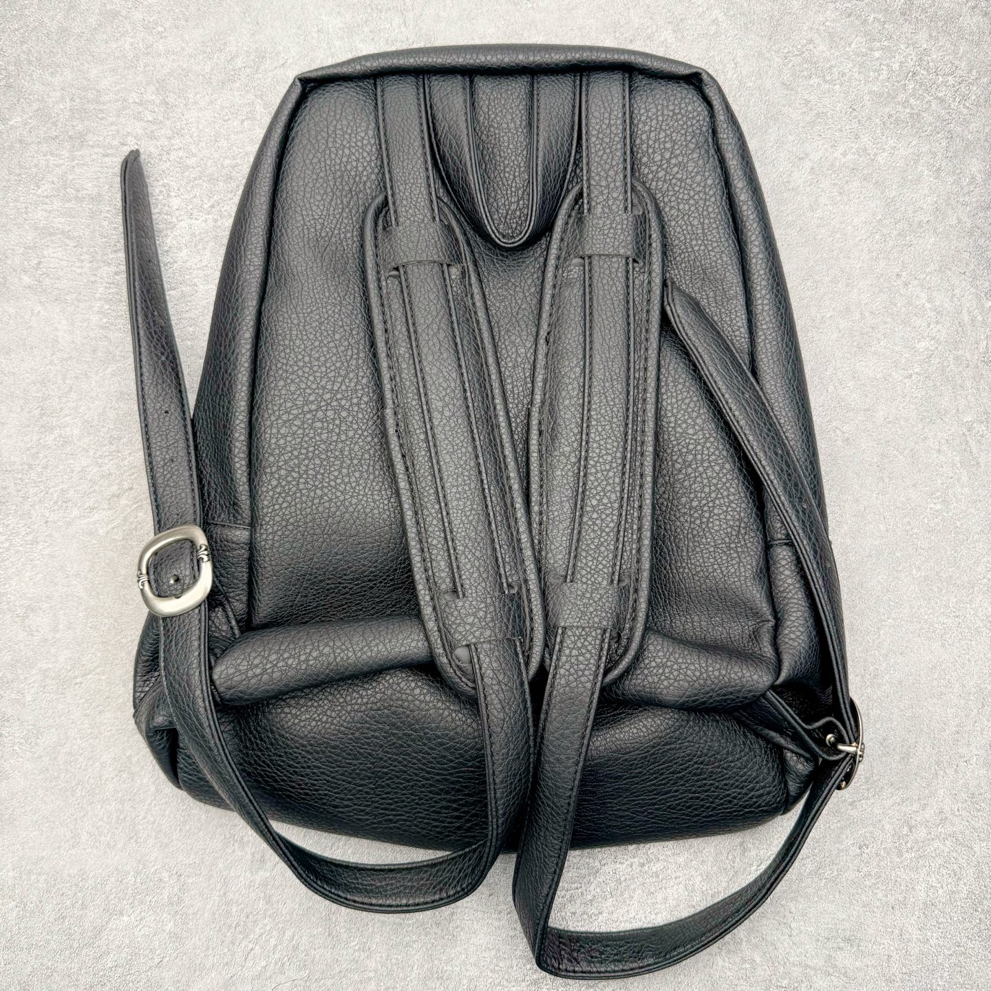 图片[2]-Chrome Hearts 克罗心 黑色拼皮 拉链开合 皮革 书包背包双肩包 配有防尘袋包装 原版开模 拉链都是宝剑🗡️式样的 复古五金件 牛皮材质 尺寸：42cm*35cm*12cm-选品中心