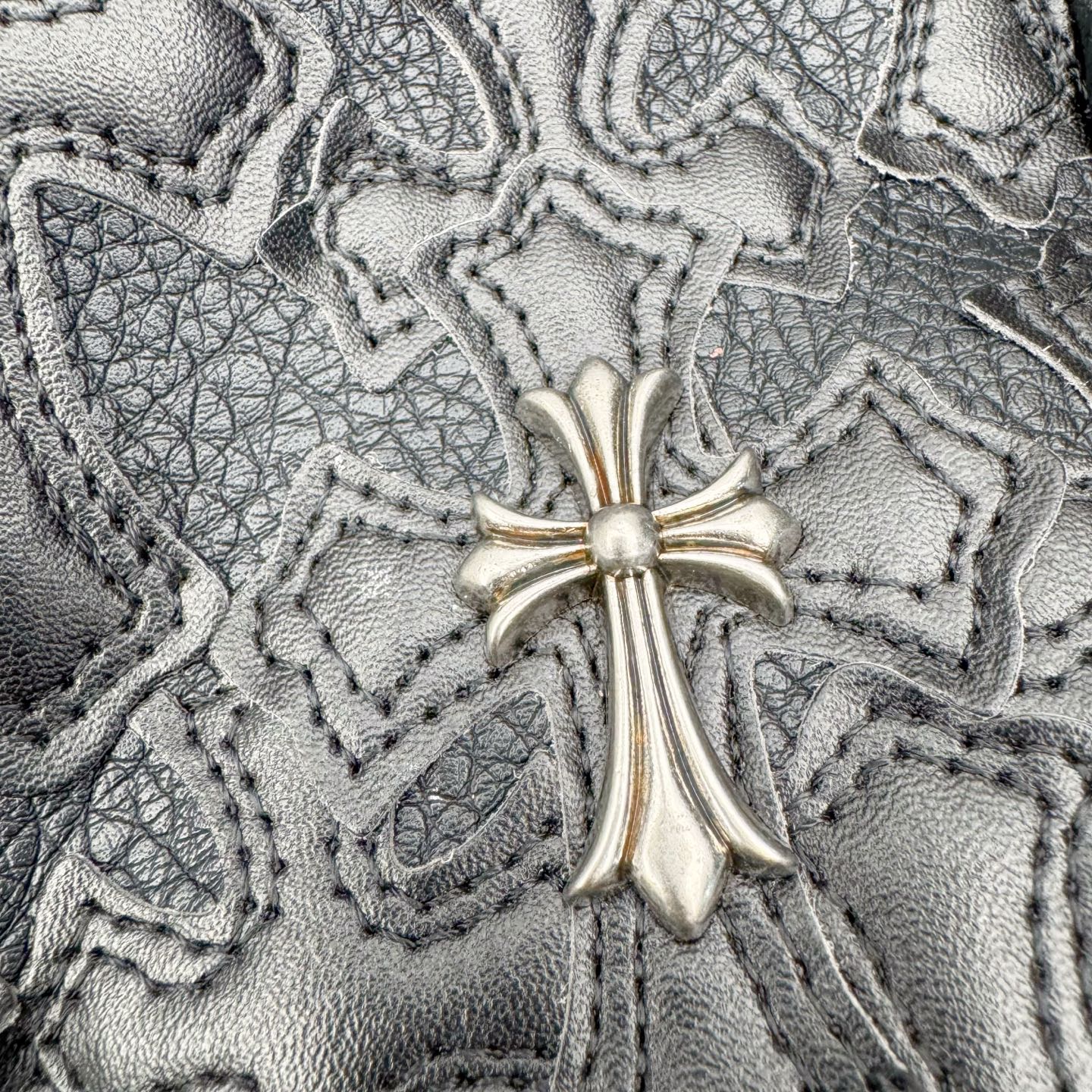 图片[3]-Chrome Hearts 克罗心 黑色拼皮 拉链开合 皮革 书包背包双肩包 配有防尘袋包装 原版开模 拉链都是宝剑🗡️式样的 复古五金件 牛皮材质 尺寸：42cm*35cm*12cm-选品中心