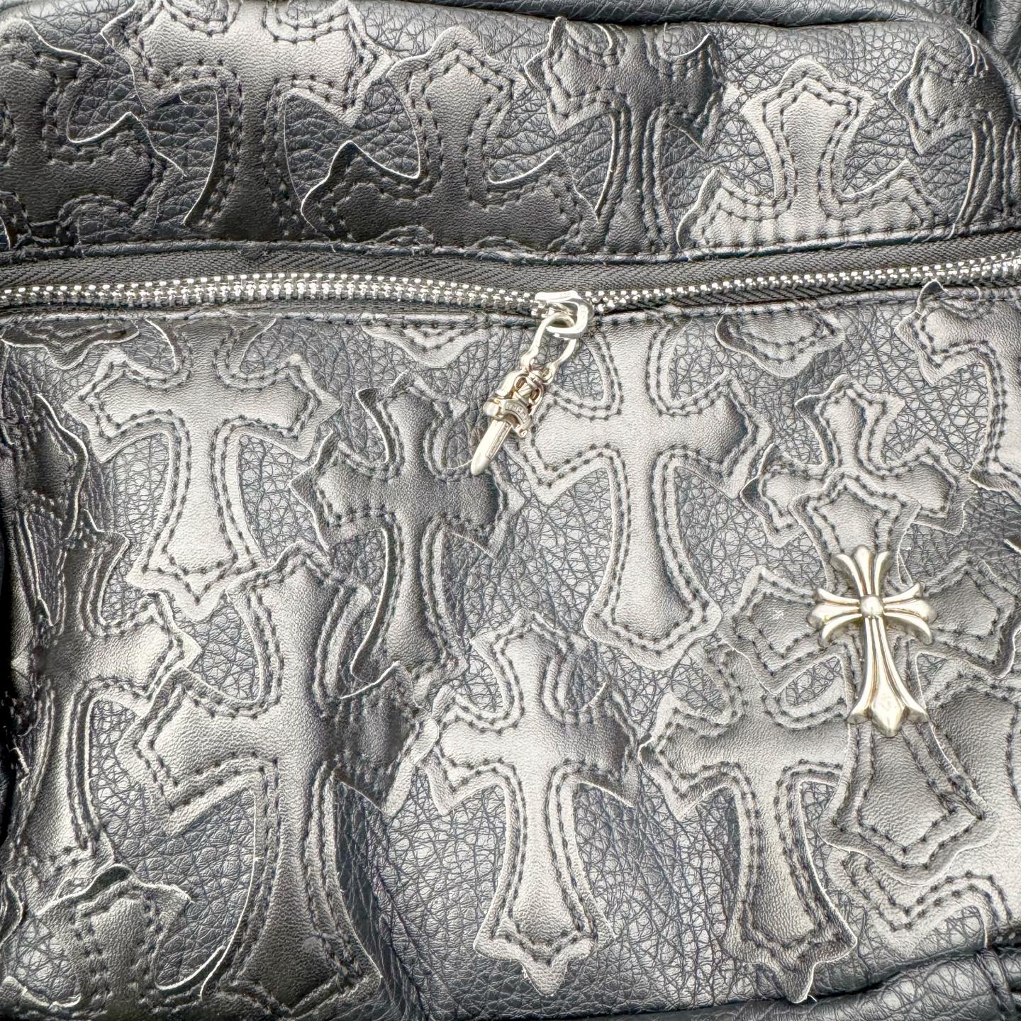 图片[4]-Chrome Hearts 克罗心 黑色拼皮 拉链开合 皮革 书包背包双肩包 配有防尘袋包装 原版开模 拉链都是宝剑🗡️式样的 复古五金件 牛皮材质 尺寸：42cm*35cm*12cm-选品中心