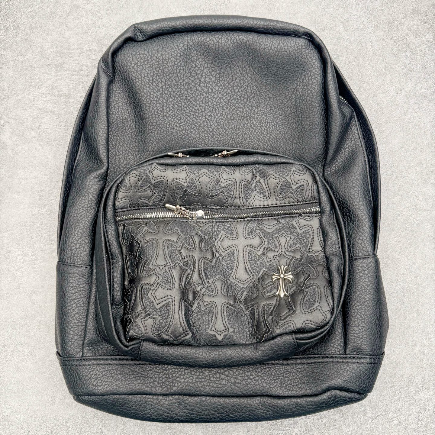 Chrome Hearts 克罗心 黑色拼皮 拉链开合 皮革 书包背包双肩包 配有防尘袋包装 原版开模 拉链都是宝剑🗡️式样的 复古五金件 牛皮材质 尺寸：42cm*35cm*12cm-选品中心
