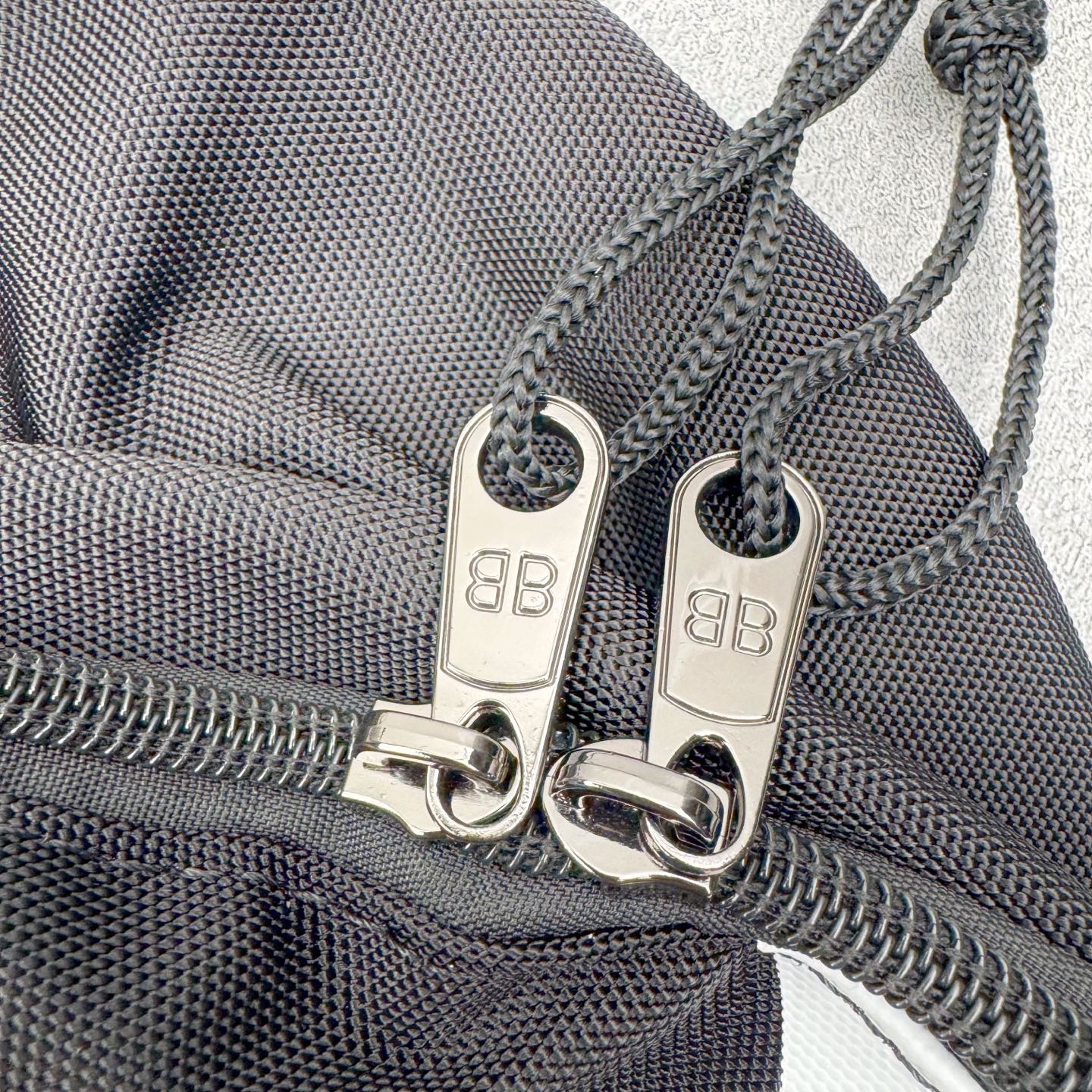 图片[5]-Balenciaga巴黎世家 26年最新款 NBA联名系列 刺绣标识 双肩包 当高奢时尚与篮球文化碰撞，这款双肩包便成了街头与秀场的通行证。 • 设计：以经典黑色尼龙为基底，正面醒目的“BALENCIAGA 10”字样，复刻了球衣号码的热血基因；两侧红白撞色条纹，既是对赛场元素的致敬，也是视觉焦点。 • 细节质感：前置口袋上的NBA官方徽标与BALENCIAGA织标双重认证，从材质到走线，都延续了品牌对工艺的极致追求。 • 风格适配：无论是日常出街、球场边的随性搭配，还是作为潮流收藏，它都能轻松hold住多元场景，让运动精神与高级时装感无缝衔接 材质：高档锦纶帆布 尺寸：48cm*31cm*20cm-选品中心