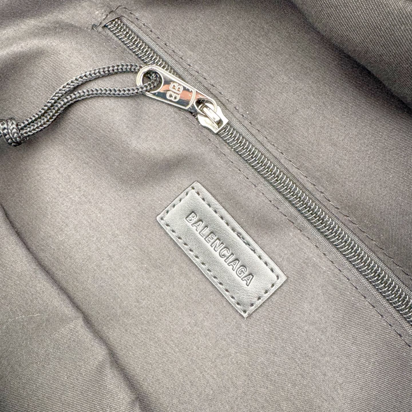 图片[9]-Balenciaga巴黎世家 26年最新款 NBA联名系列 刺绣标识 双肩包 当高奢时尚与篮球文化碰撞，这款双肩包便成了街头与秀场的通行证。 • 设计：以经典黑色尼龙为基底，正面醒目的“BALENCIAGA 10”字样，复刻了球衣号码的热血基因；两侧红白撞色条纹，既是对赛场元素的致敬，也是视觉焦点。 • 细节质感：前置口袋上的NBA官方徽标与BALENCIAGA织标双重认证，从材质到走线，都延续了品牌对工艺的极致追求。 • 风格适配：无论是日常出街、球场边的随性搭配，还是作为潮流收藏，它都能轻松hold住多元场景，让运动精神与高级时装感无缝衔接 材质：高档锦纶帆布 尺寸：48cm*31cm*20cm-选品中心