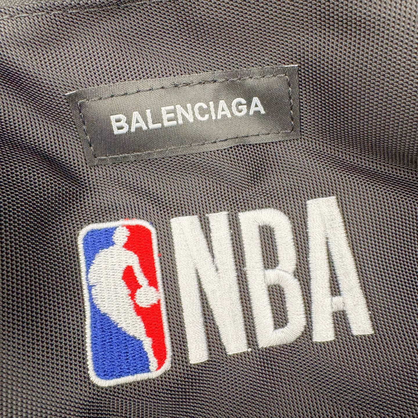 图片[3]-Balenciaga巴黎世家 26年最新款 NBA联名系列 刺绣标识 双肩包 当高奢时尚与篮球文化碰撞，这款双肩包便成了街头与秀场的通行证。 • 设计：以经典黑色尼龙为基底，正面醒目的“BALENCIAGA 10”字样，复刻了球衣号码的热血基因；两侧红白撞色条纹，既是对赛场元素的致敬，也是视觉焦点。 • 细节质感：前置口袋上的NBA官方徽标与BALENCIAGA织标双重认证，从材质到走线，都延续了品牌对工艺的极致追求。 • 风格适配：无论是日常出街、球场边的随性搭配，还是作为潮流收藏，它都能轻松hold住多元场景，让运动精神与高级时装感无缝衔接 材质：高档锦纶帆布 尺寸：48cm*31cm*20cm-选品中心