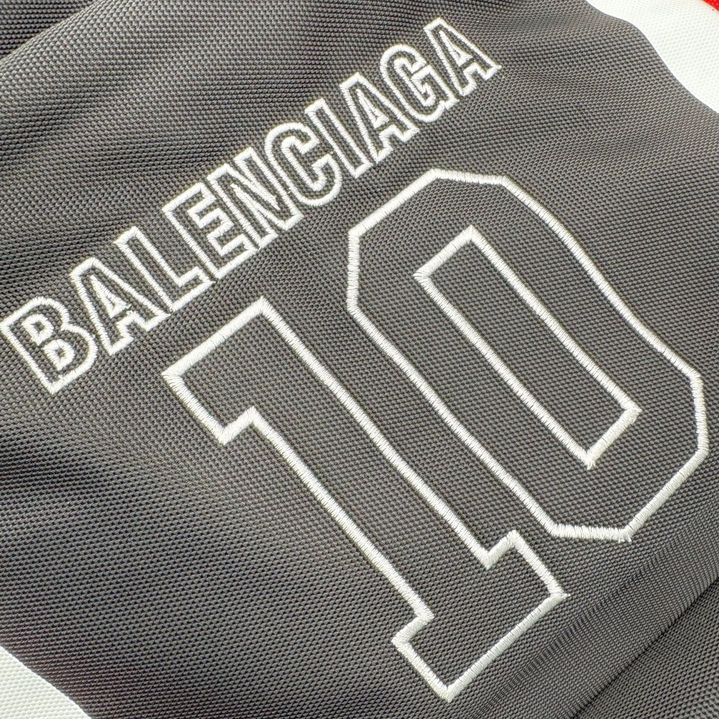 图片[8]-Balenciaga巴黎世家 26年最新款 NBA联名系列 刺绣标识 双肩包 当高奢时尚与篮球文化碰撞，这款双肩包便成了街头与秀场的通行证。 • 设计：以经典黑色尼龙为基底，正面醒目的“BALENCIAGA 10”字样，复刻了球衣号码的热血基因；两侧红白撞色条纹，既是对赛场元素的致敬，也是视觉焦点。 • 细节质感：前置口袋上的NBA官方徽标与BALENCIAGA织标双重认证，从材质到走线，都延续了品牌对工艺的极致追求。 • 风格适配：无论是日常出街、球场边的随性搭配，还是作为潮流收藏，它都能轻松hold住多元场景，让运动精神与高级时装感无缝衔接 材质：高档锦纶帆布 尺寸：48cm*31cm*20cm-选品中心