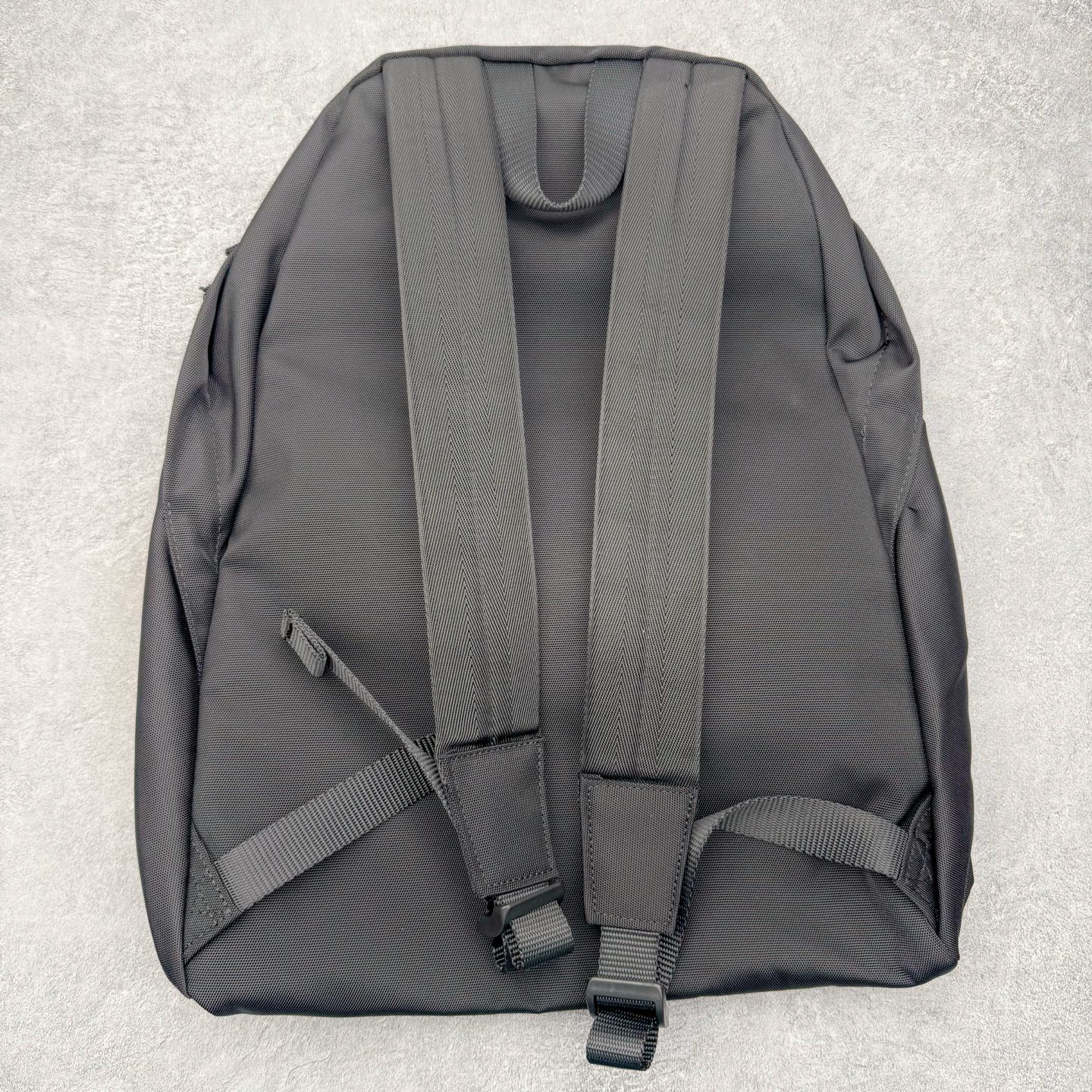 图片[2]-Balenciaga巴黎世家 26年最新款 NBA联名系列 刺绣标识 双肩包 当高奢时尚与篮球文化碰撞，这款双肩包便成了街头与秀场的通行证。 • 设计：以经典黑色尼龙为基底，正面醒目的“BALENCIAGA 10”字样，复刻了球衣号码的热血基因；两侧红白撞色条纹，既是对赛场元素的致敬，也是视觉焦点。 • 细节质感：前置口袋上的NBA官方徽标与BALENCIAGA织标双重认证，从材质到走线，都延续了品牌对工艺的极致追求。 • 风格适配：无论是日常出街、球场边的随性搭配，还是作为潮流收藏，它都能轻松hold住多元场景，让运动精神与高级时装感无缝衔接 材质：高档锦纶帆布 尺寸：48cm*31cm*20cm-选品中心