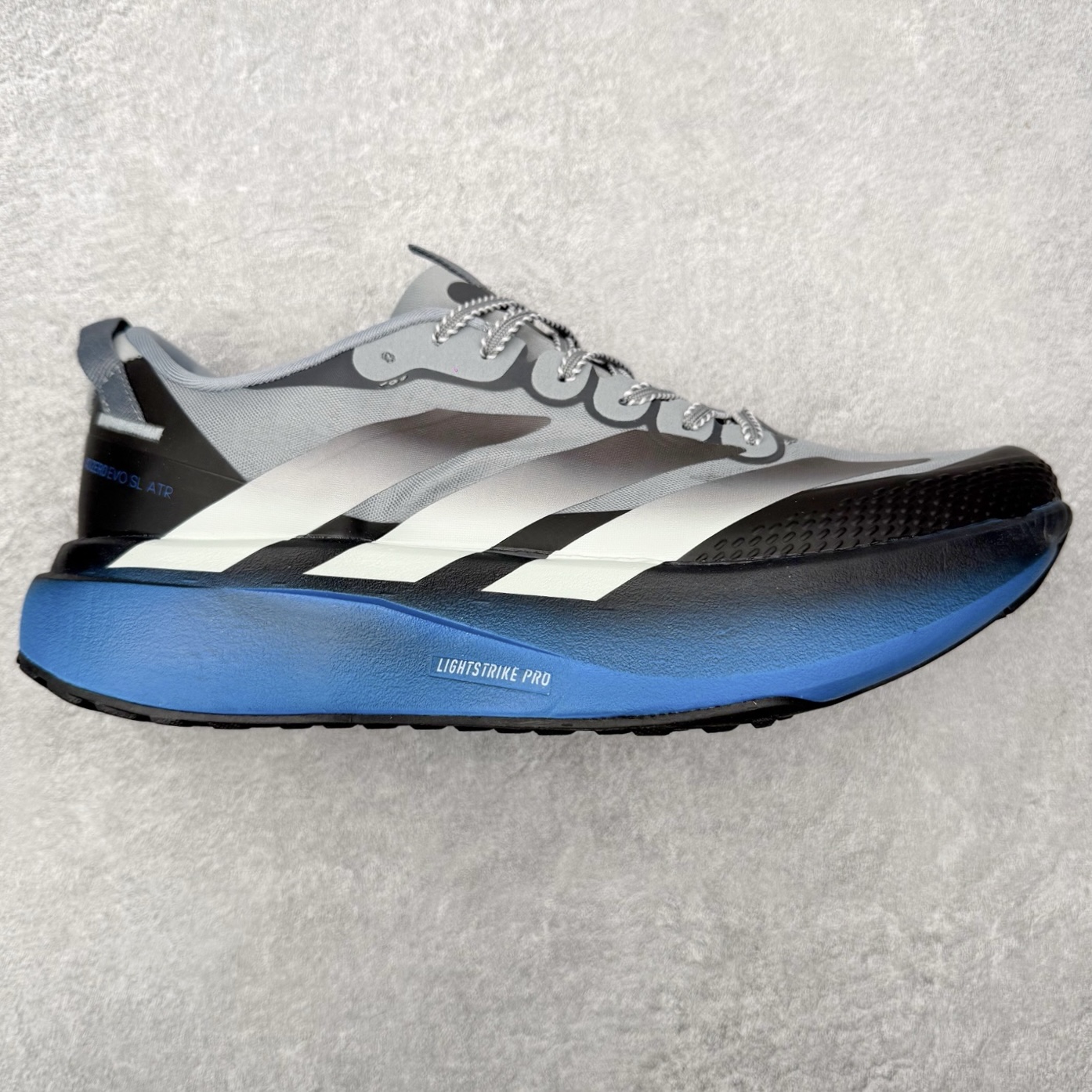 AD Adizero EVO SL ATR M 马拉松竞速专业跑鞋 CELERMESH针织网面非常轻薄 纤维间的缝隙很大 可以保证跑步时的透气、排汗效果 鞋舌直接与两侧的内衬和鞋底连接在一起 在跑步过程中不会被鞋舌的左右移动所困扰 在标准鞋带孔的基础上再拓宽一组鞋带孔 适合不同脚型的需求 突破性 EnergyRods 技术，有助于跑者实现更好的成绩 中底独特的LIGHTSTRIKE PRO泡棉材质 微弹感觉在跑步过程中给予了良好的支撑体验 对于顶级精英和高水平进阶跑者来说 ADIOS PRO是一双值得信赖的竞速比赛用鞋 尺码：36 36.5 37.5 38 38.5 39 40 40.5 41 42 42.5 43 44 44.5 45-选品中心