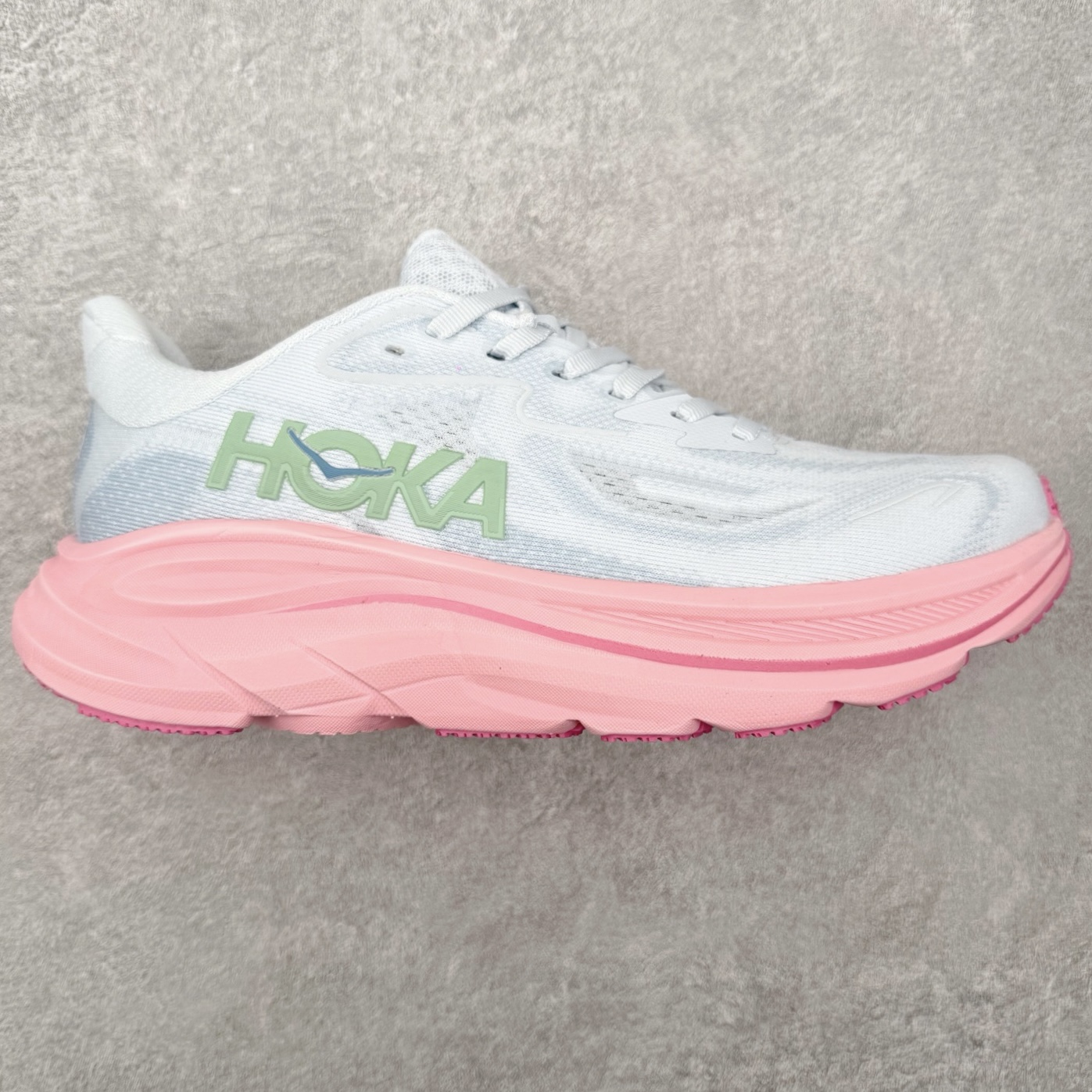 HOKA ONE ONE Clifton 克里夫顿10代专业性能减震公路跑步鞋 轻盈透气的针织网面和纱线的使用让鞋面更挺拔 增强鞋面的强度和支撑性能 搭配柔软的鞋舌 让双脚在舒适包裹中跑的更加畅快 全新泡棉中底 柔软的同时增强回弹性能 为不同跑者提供更平稳流畅的脚感 带来全面的缓冲保护 根据人体工程学设计的延长拉襟 后跟处弹软的海绵填充舒适固定 避免掉跟和摩擦 相比上一代光滑的内衬 Clifton 的内衬增强了摩擦力 避免双脚在鞋内滑动 尺码：36 36.5 37.5 38 38.5 39 40 40.5 41 42 42.5 43 44 44.5 45-选品中心