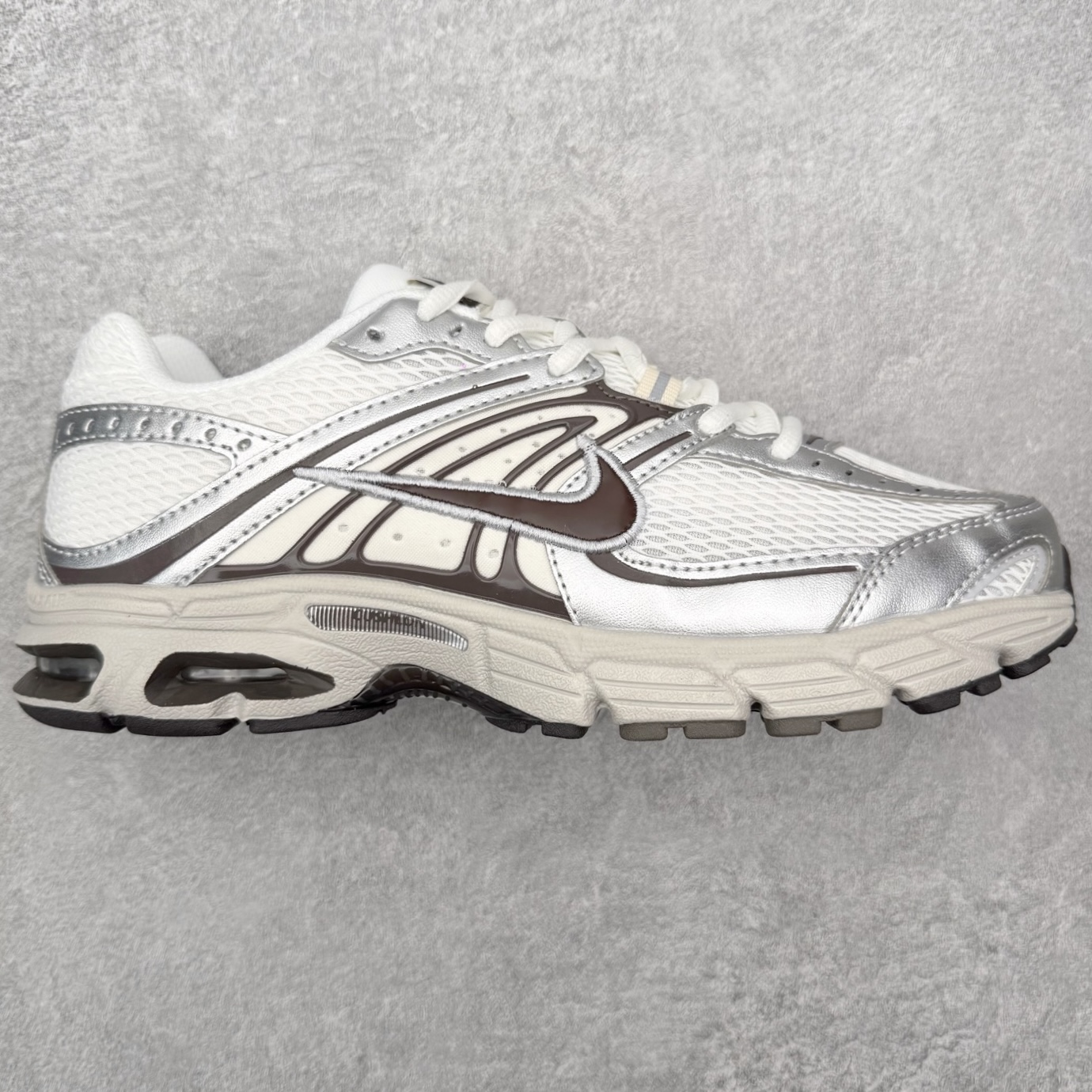 NK Air Max Moto 2K 舒适百搭耐磨 低帮跑步鞋 实拍调校N版已经零色差零失真 百分百还原实物色彩所见即所得 不存在货不对板色差等低级问题 选购参考实物拍摄 不混卖不参货 只用心做好货严格选品 承诺混一赔十 尺码：36 36.5 37.5 38 38.5 39 40 40.5 41 42 42.5 43 44 44.5 45-选品中心