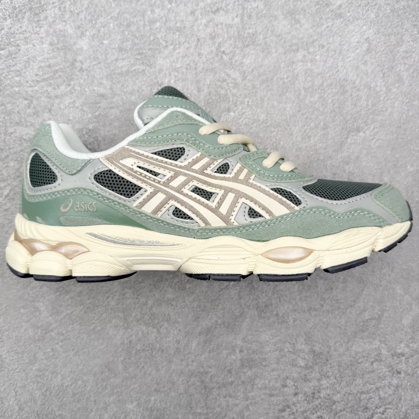 Asics GEL-NYC 亚瑟士防滑耐磨透气低帮运动休闲鞋 GEL-NYC™ 运动鞋的灵感源自传统和现代高性能跑步风格 其鞋面结构参考了 2000 年代初的 GEL-NIMBUS™ 3 鞋 并将其与 MC-PLUS V 设计中的各种装饰融为一体 该工装通过使用 GEL-CUMULUS® 16 鞋的工装系统来对比鞋面的复古风格 通过轻质泡沫和 GEL® 技术嵌入物的结合 这种中底结构有助于创造先进的脚底舒适度 尺码：36 37 37.5 38 39 40.5 41.5 42 42.5 43.5 44 45-选品中心