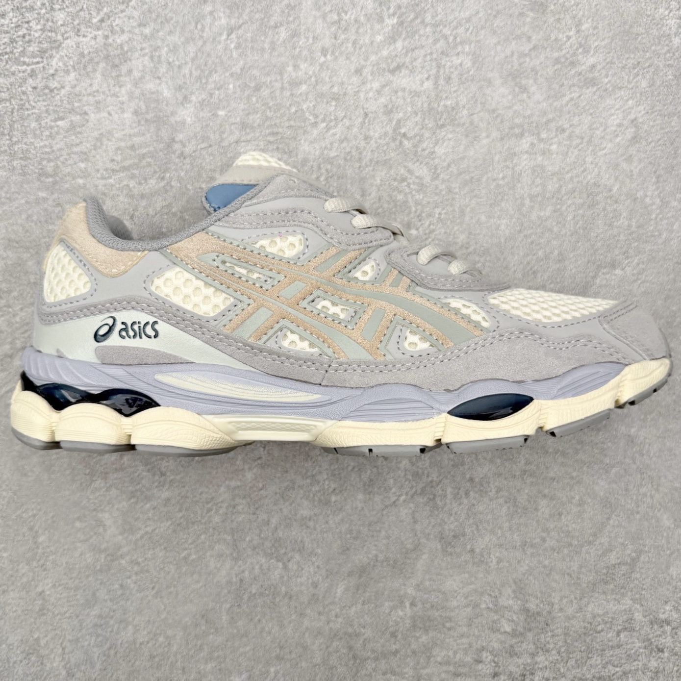 Asics GEL-NYC 亚瑟士防滑耐磨透气低帮运动休闲鞋 GEL-NYC™ 运动鞋的灵感源自传统和现代高性能跑步风格 其鞋面结构参考了 2000 年代初的 GEL-NIMBUS™ 3 鞋 并将其与 MC-PLUS V 设计中的各种装饰融为一体 该工装通过使用 GEL-CUMULUS® 16 鞋的工装系统来对比鞋面的复古风格 通过轻质泡沫和 GEL® 技术嵌入物的结合 这种中底结构有助于创造先进的脚底舒适度 尺码：36 37 37.5 38 39 40.5 41.5 42 42.5 43.5 44 45-选品中心