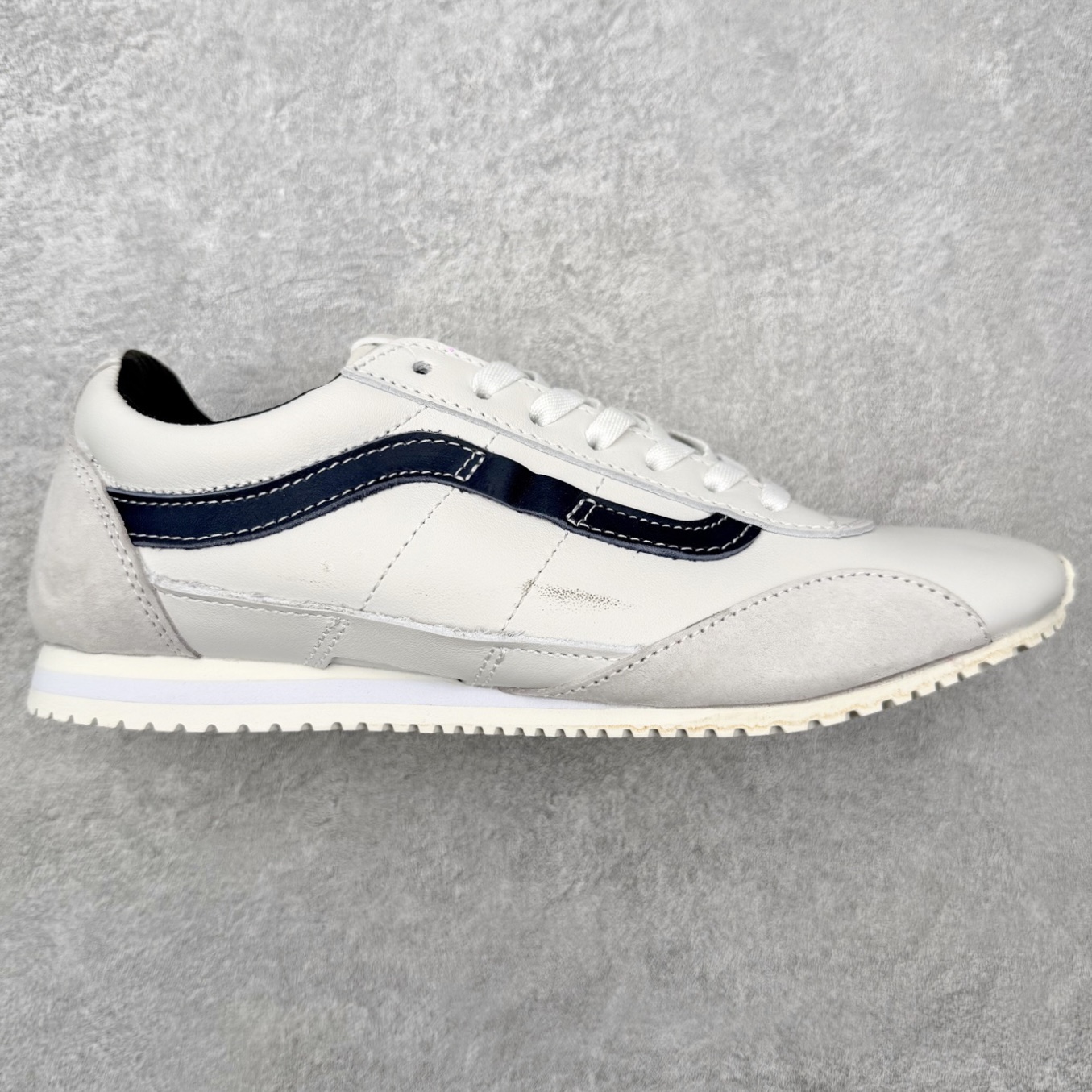Vans OTW® Super Lowpro Trainer ⚫️⚪️最新复古薄底德训鞋系列 Vans 旗下OTW®推出Super Lowpro Trainer新鞋型，本次共有黑白两款经典配色，鞋身以光滑皮革和绒面革拼接为主，配有Vans标志性的“棋盘格”元素鞋带加以点缀，鞋底则以当下势头正猛的薄款橡胶大底重新演绎。 货号：VN000EC1BTE 尺码：35 36 36.5 37 38 38.5 39 40 41 42.5 43 44-选品中心