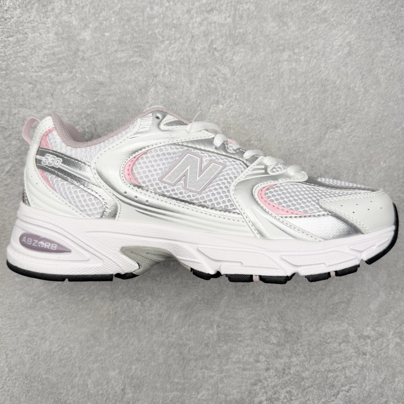 图片[11]-＃福利特价 New Balance NB530 新百伦复古透气跑步鞋 抛弃过往以皮革为主的人气轮廓 以极具复古风范的跑鞋外观呈现 设计上全鞋以简约清爽的纯白色作基底 鞋身覆盖大面积织物网眼材质 并于鞋头、鞋带孔眼片等细节处点缀对比鲜明的反光银镀层凸显 鞋舌、侧身等位置则辅以一贯的「N」字标志和品牌徽标彰显身份 最后通过搭载的 ABZORB 缓震中底完善整体造型 尺码：36 37 37.5 38 38.5 39 40 40.5 41 42 42.5 43 44 45-选品中心