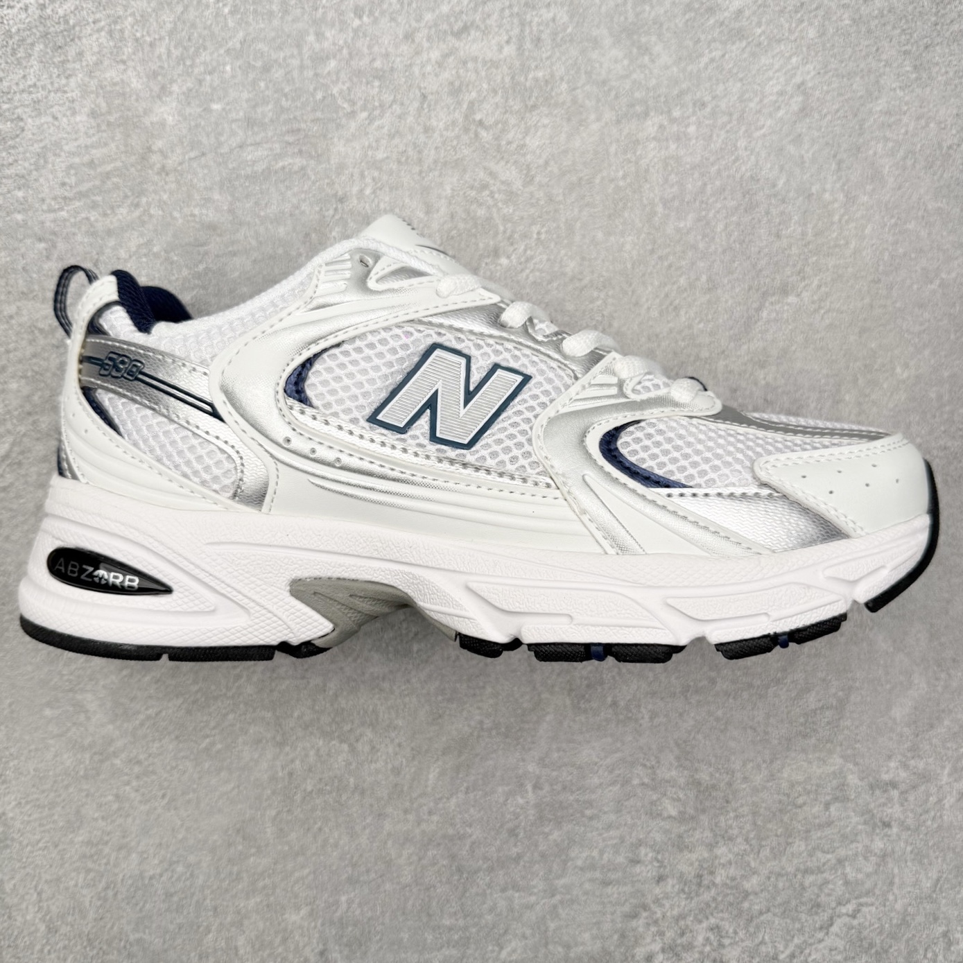 图片[3]-＃福利特价 New Balance NB530 新百伦复古透气跑步鞋 抛弃过往以皮革为主的人气轮廓 以极具复古风范的跑鞋外观呈现 设计上全鞋以简约清爽的纯白色作基底 鞋身覆盖大面积织物网眼材质 并于鞋头、鞋带孔眼片等细节处点缀对比鲜明的反光银镀层凸显 鞋舌、侧身等位置则辅以一贯的「N」字标志和品牌徽标彰显身份 最后通过搭载的 ABZORB 缓震中底完善整体造型 尺码：36 37 37.5 38 38.5 39 40 40.5 41 42 42.5 43 44 45-选品中心
