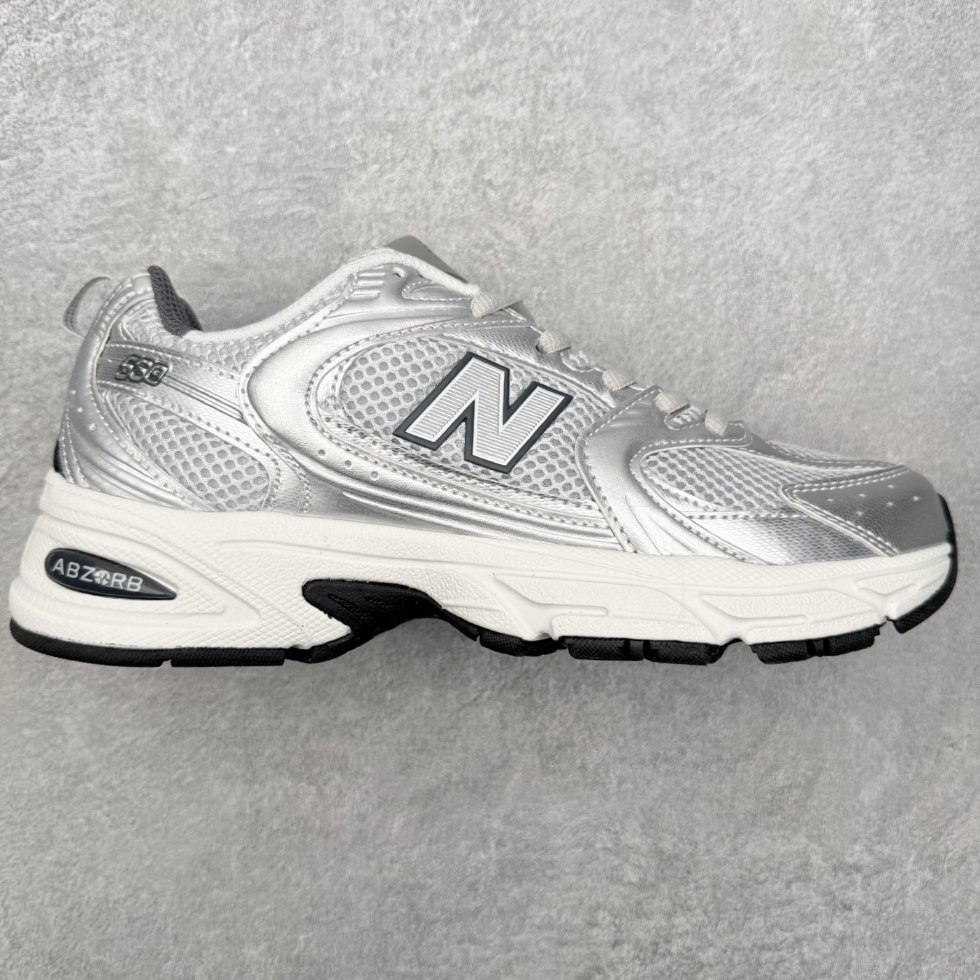 图片[10]-＃福利特价 New Balance NB530 新百伦复古透气跑步鞋 抛弃过往以皮革为主的人气轮廓 以极具复古风范的跑鞋外观呈现 设计上全鞋以简约清爽的纯白色作基底 鞋身覆盖大面积织物网眼材质 并于鞋头、鞋带孔眼片等细节处点缀对比鲜明的反光银镀层凸显 鞋舌、侧身等位置则辅以一贯的「N」字标志和品牌徽标彰显身份 最后通过搭载的 ABZORB 缓震中底完善整体造型 尺码：36 37 37.5 38 38.5 39 40 40.5 41 42 42.5 43 44 45-选品中心