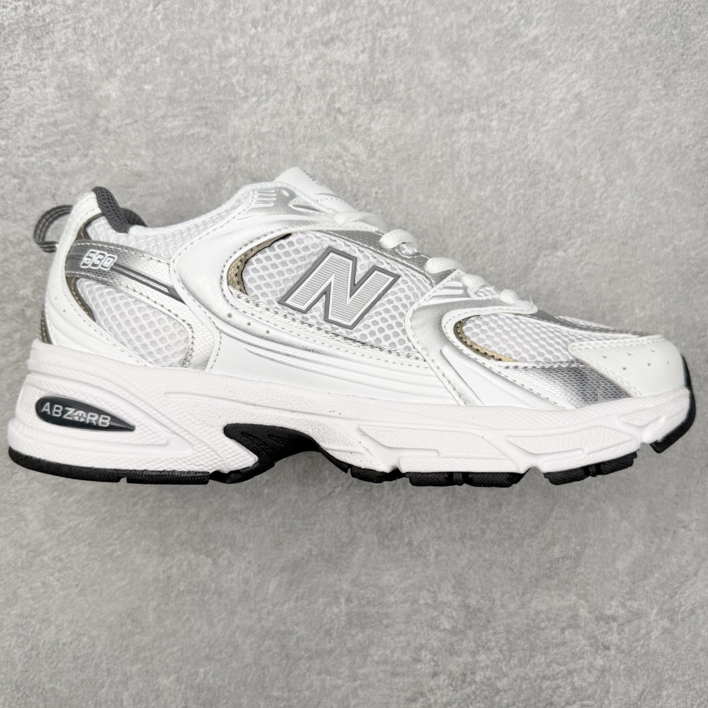 图片[12]-＃福利特价 New Balance NB530 新百伦复古透气跑步鞋 抛弃过往以皮革为主的人气轮廓 以极具复古风范的跑鞋外观呈现 设计上全鞋以简约清爽的纯白色作基底 鞋身覆盖大面积织物网眼材质 并于鞋头、鞋带孔眼片等细节处点缀对比鲜明的反光银镀层凸显 鞋舌、侧身等位置则辅以一贯的「N」字标志和品牌徽标彰显身份 最后通过搭载的 ABZORB 缓震中底完善整体造型 尺码：36 37 37.5 38 38.5 39 40 40.5 41 42 42.5 43 44 45-选品中心