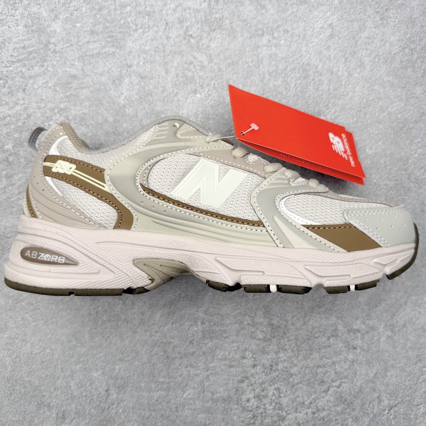 ＃福利特价 New Balance NB530 新百伦复古透气跑步鞋 抛弃过往以皮革为主的人气轮廓 以极具复古风范的跑鞋外观呈现 设计上全鞋以简约清爽的纯白色作基底 鞋身覆盖大面积织物网眼材质 并于鞋头、鞋带孔眼片等细节处点缀对比鲜明的反光银镀层凸显 鞋舌、侧身等位置则辅以一贯的「N」字标志和品牌徽标彰显身份 最后通过搭载的 ABZORB 缓震中底完善整体造型 尺码：36 37 37.5 38 38.5 39 40 40.5 41 42 42.5 43 44 45-选品中心