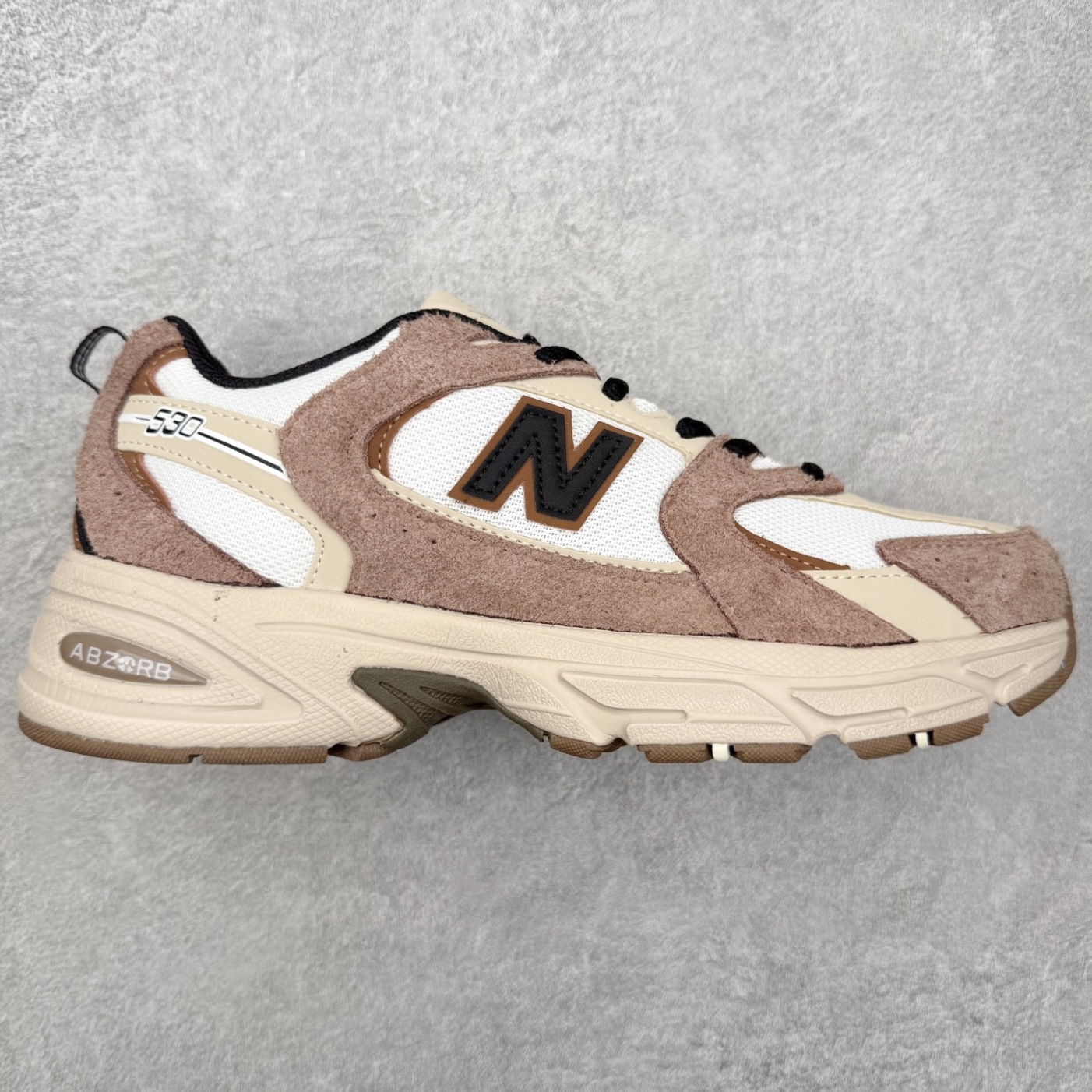 ＃福利特价 New Balance NB530 新百伦复古透气跑步鞋 抛弃过往以皮革为主的人气轮廓 以极具复古风范的跑鞋外观呈现 设计上全鞋以简约清爽的纯白色作基底 鞋身覆盖大面积织物网眼材质 并于鞋头、鞋带孔眼片等细节处点缀对比鲜明的反光银镀层凸显 鞋舌、侧身等位置则辅以一贯的「N」字标志和品牌徽标彰显身份 最后通过搭载的 ABZORB 缓震中底完善整体造型 尺码：36 37 37.5 38 38.5 39 40 40.5 41 42 42.5 43 44 45-选品中心
