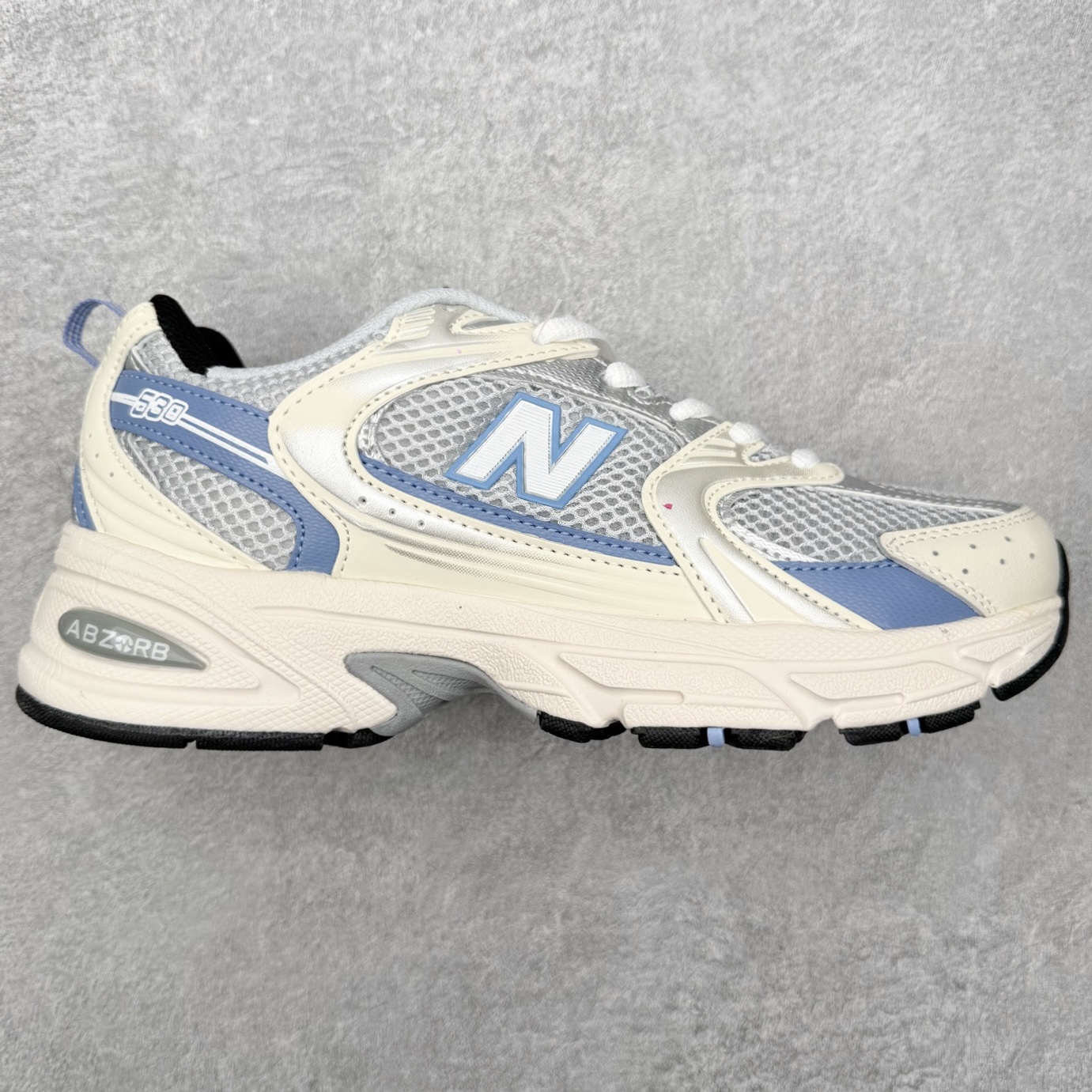 图片[6]-＃福利特价 New Balance NB530 新百伦复古透气跑步鞋 抛弃过往以皮革为主的人气轮廓 以极具复古风范的跑鞋外观呈现 设计上全鞋以简约清爽的纯白色作基底 鞋身覆盖大面积织物网眼材质 并于鞋头、鞋带孔眼片等细节处点缀对比鲜明的反光银镀层凸显 鞋舌、侧身等位置则辅以一贯的「N」字标志和品牌徽标彰显身份 最后通过搭载的 ABZORB 缓震中底完善整体造型 尺码：36 37 37.5 38 38.5 39 40 40.5 41 42 42.5 43 44 45-选品中心