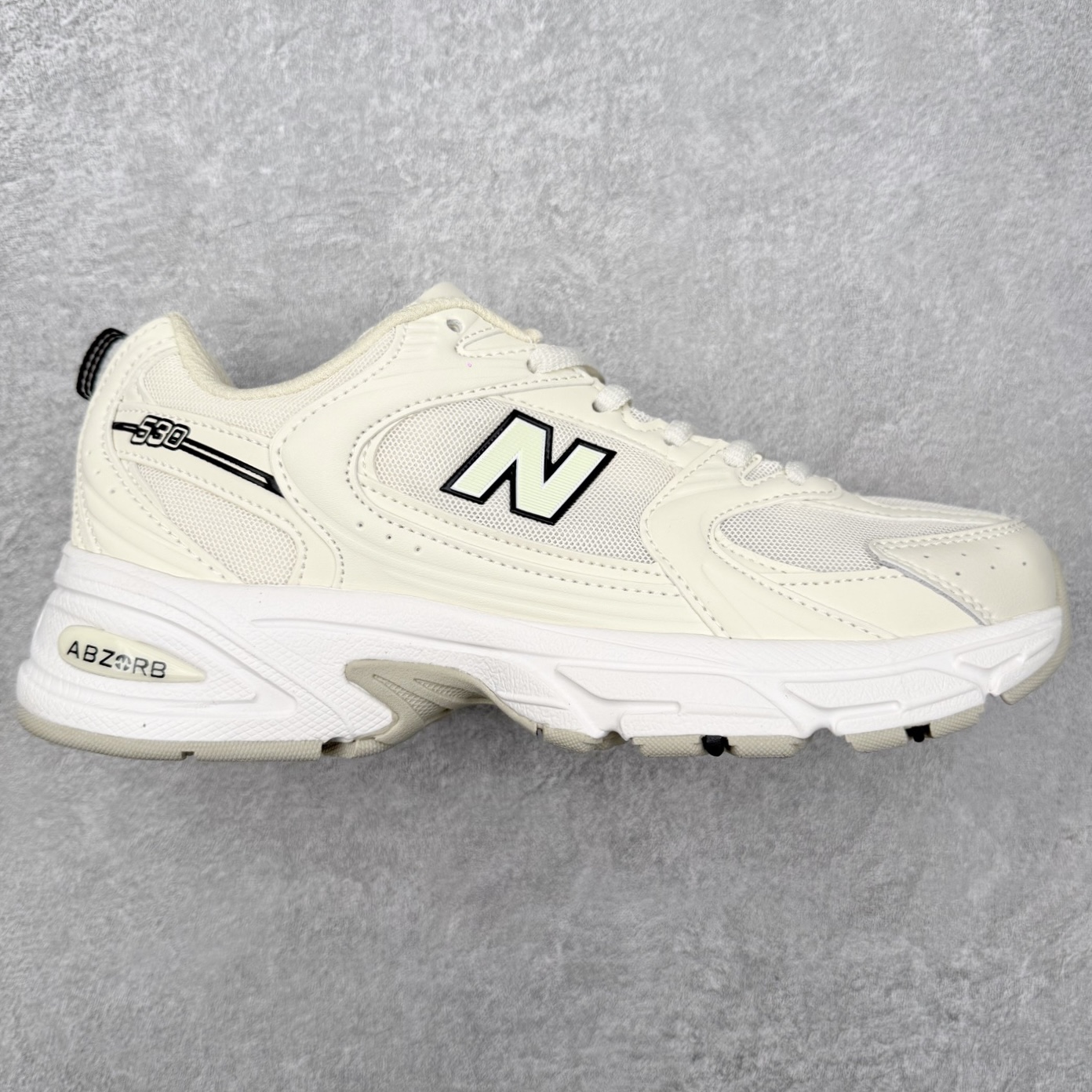 图片[7]-＃福利特价 New Balance NB530 新百伦复古透气跑步鞋 抛弃过往以皮革为主的人气轮廓 以极具复古风范的跑鞋外观呈现 设计上全鞋以简约清爽的纯白色作基底 鞋身覆盖大面积织物网眼材质 并于鞋头、鞋带孔眼片等细节处点缀对比鲜明的反光银镀层凸显 鞋舌、侧身等位置则辅以一贯的「N」字标志和品牌徽标彰显身份 最后通过搭载的 ABZORB 缓震中底完善整体造型 尺码：36 37 37.5 38 38.5 39 40 40.5 41 42 42.5 43 44 45-选品中心