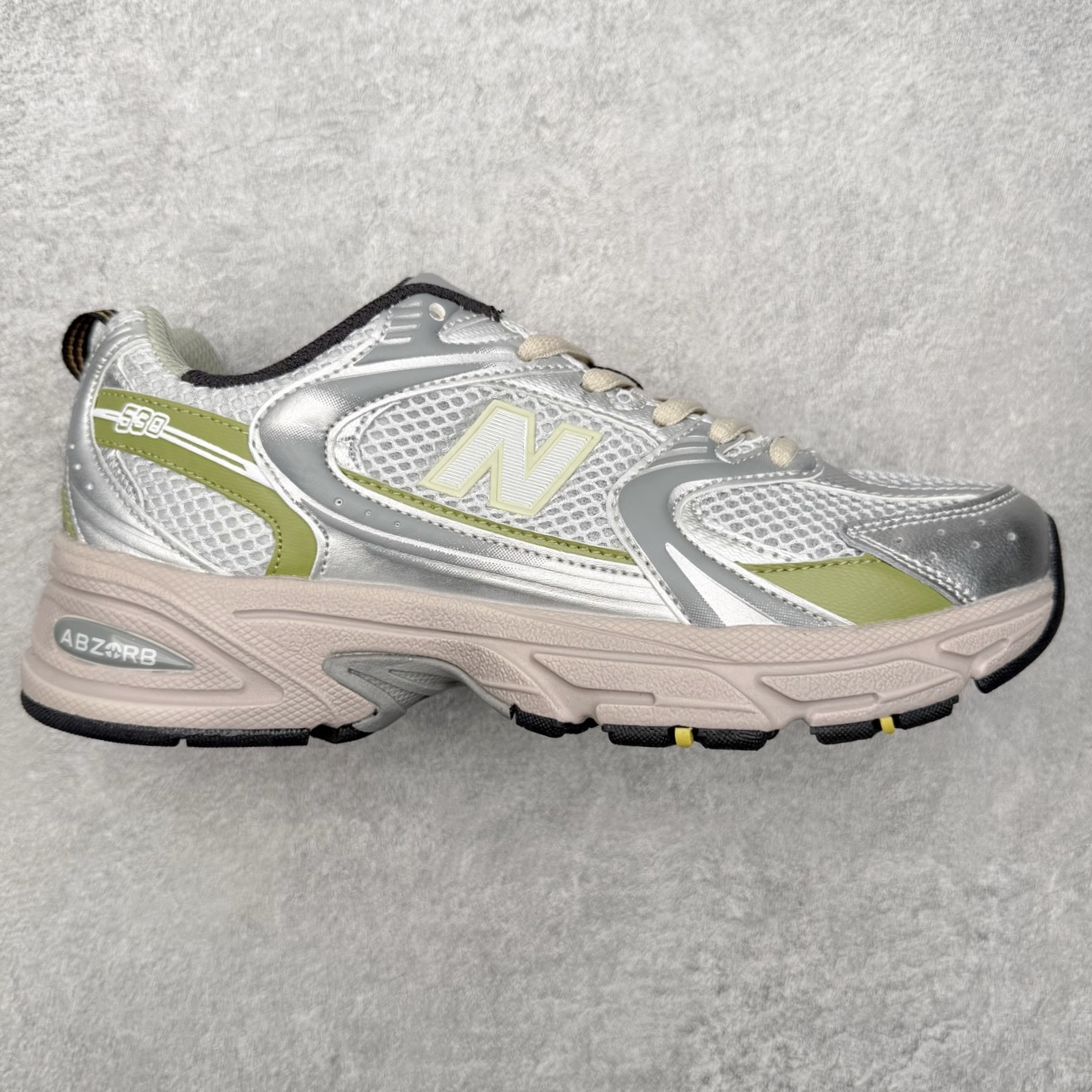 ＃福利特价 New Balance NB530 新百伦复古透气跑步鞋 抛弃过往以皮革为主的人气轮廓 以极具复古风范的跑鞋外观呈现 设计上全鞋以简约清爽的纯白色作基底 鞋身覆盖大面积织物网眼材质 并于鞋头、鞋带孔眼片等细节处点缀对比鲜明的反光银镀层凸显 鞋舌、侧身等位置则辅以一贯的「N」字标志和品牌徽标彰显身份 最后通过搭载的 ABZORB 缓震中底完善整体造型 尺码：36 37 37.5 38 38.5 39 40 40.5 41 42 42.5 43 44 45-选品中心