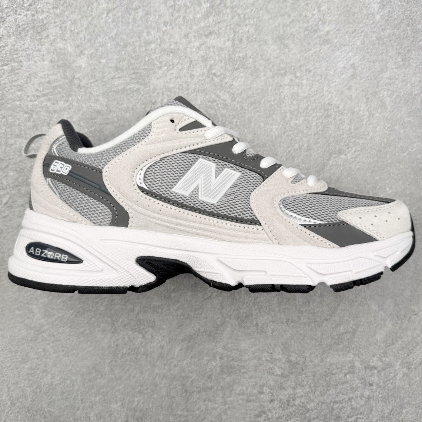 图片[8]-＃福利特价 New Balance NB530 新百伦复古透气跑步鞋 抛弃过往以皮革为主的人气轮廓 以极具复古风范的跑鞋外观呈现 设计上全鞋以简约清爽的纯白色作基底 鞋身覆盖大面积织物网眼材质 并于鞋头、鞋带孔眼片等细节处点缀对比鲜明的反光银镀层凸显 鞋舌、侧身等位置则辅以一贯的「N」字标志和品牌徽标彰显身份 最后通过搭载的 ABZORB 缓震中底完善整体造型 尺码：36 37 37.5 38 38.5 39 40 40.5 41 42 42.5 43 44 45-选品中心