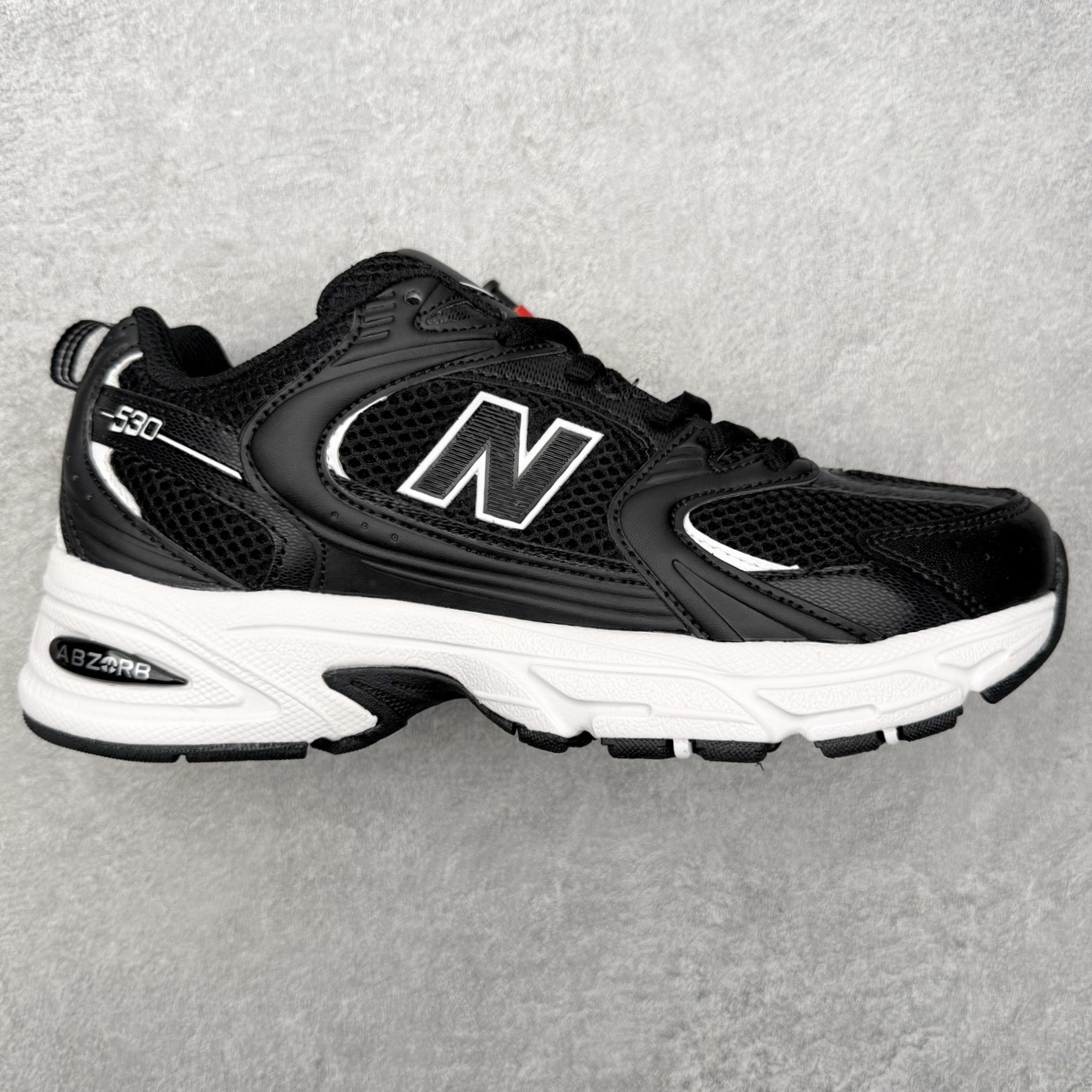 图片[4]-＃福利特价 New Balance NB530 新百伦复古透气跑步鞋 抛弃过往以皮革为主的人气轮廓 以极具复古风范的跑鞋外观呈现 设计上全鞋以简约清爽的纯白色作基底 鞋身覆盖大面积织物网眼材质 并于鞋头、鞋带孔眼片等细节处点缀对比鲜明的反光银镀层凸显 鞋舌、侧身等位置则辅以一贯的「N」字标志和品牌徽标彰显身份 最后通过搭载的 ABZORB 缓震中底完善整体造型 尺码：36 37 37.5 38 38.5 39 40 40.5 41 42 42.5 43 44 45-选品中心