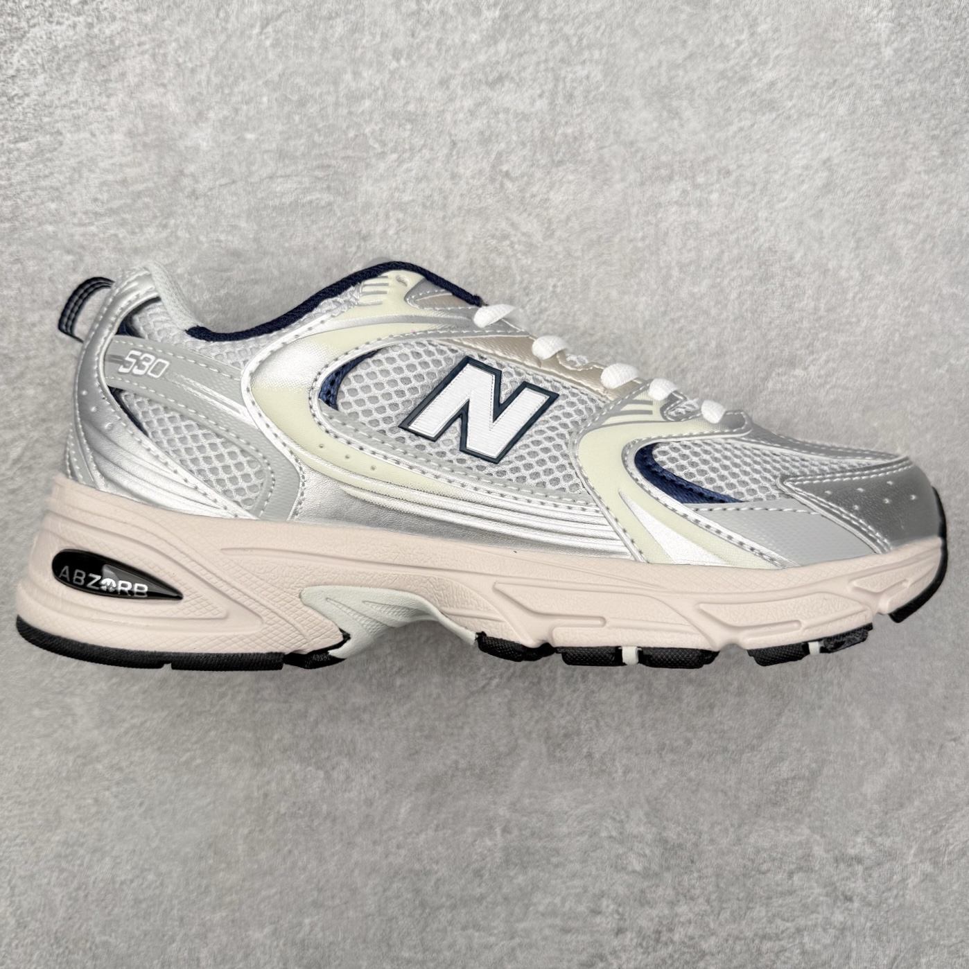 图片[5]-＃福利特价 New Balance NB530 新百伦复古透气跑步鞋 抛弃过往以皮革为主的人气轮廓 以极具复古风范的跑鞋外观呈现 设计上全鞋以简约清爽的纯白色作基底 鞋身覆盖大面积织物网眼材质 并于鞋头、鞋带孔眼片等细节处点缀对比鲜明的反光银镀层凸显 鞋舌、侧身等位置则辅以一贯的「N」字标志和品牌徽标彰显身份 最后通过搭载的 ABZORB 缓震中底完善整体造型 尺码：36 37 37.5 38 38.5 39 40 40.5 41 42 42.5 43 44 45-选品中心