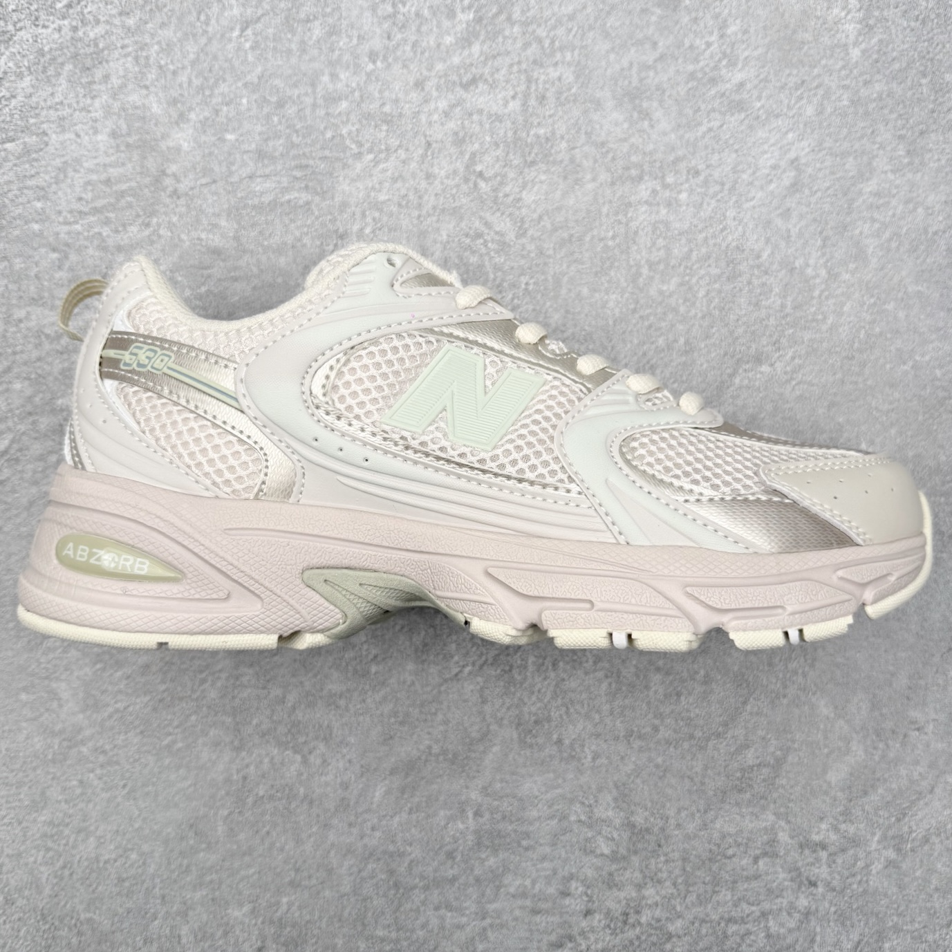 图片[9]-＃福利特价 New Balance NB530 新百伦复古透气跑步鞋 抛弃过往以皮革为主的人气轮廓 以极具复古风范的跑鞋外观呈现 设计上全鞋以简约清爽的纯白色作基底 鞋身覆盖大面积织物网眼材质 并于鞋头、鞋带孔眼片等细节处点缀对比鲜明的反光银镀层凸显 鞋舌、侧身等位置则辅以一贯的「N」字标志和品牌徽标彰显身份 最后通过搭载的 ABZORB 缓震中底完善整体造型 尺码：36 37 37.5 38 38.5 39 40 40.5 41 42 42.5 43 44 45-选品中心