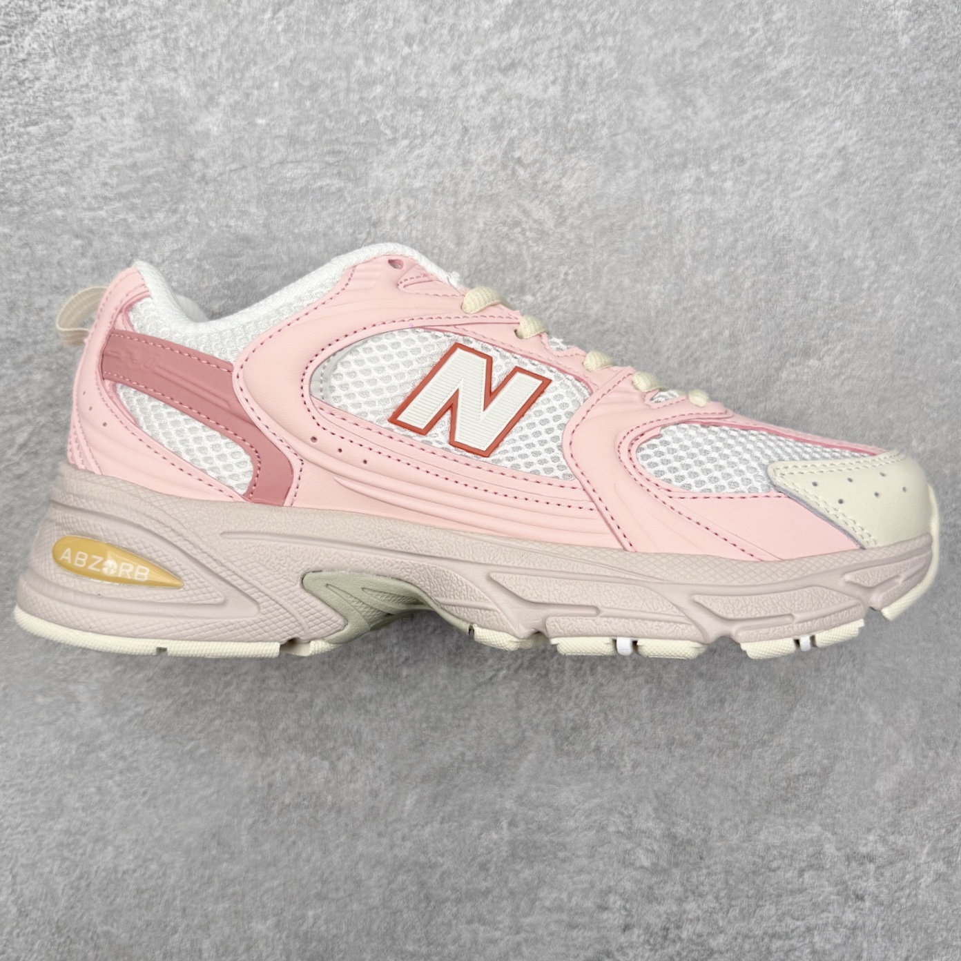 图片[2]-＃福利特价 New Balance NB530 新百伦复古透气跑步鞋 抛弃过往以皮革为主的人气轮廓 以极具复古风范的跑鞋外观呈现 设计上全鞋以简约清爽的纯白色作基底 鞋身覆盖大面积织物网眼材质 并于鞋头、鞋带孔眼片等细节处点缀对比鲜明的反光银镀层凸显 鞋舌、侧身等位置则辅以一贯的「N」字标志和品牌徽标彰显身份 最后通过搭载的 ABZORB 缓震中底完善整体造型 尺码：36 37 37.5 38 38.5 39 40 40.5 41 42 42.5 43 44 45-选品中心