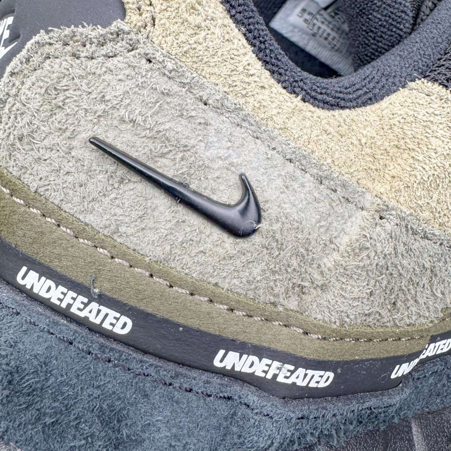 图片[19]-＃GX纯原 UNDEFEATED x NK Air Max 95 SP 纽约限定 联名黑绿 IB4523-200 经典重温 外单专供大厂出品 品质稳定 一百余色 终端操作 鞋款设计灵感源于人体构造 中底设计基于人体的脊柱构造 是整体设计的核心 尼龙孔眼代表了肋骨 而分层式面板和网眼象征着肌肉纤维和肉体组织 Air Max 95采用了两个独立的吹塑成型的Air-Sole单元 并首次在前掌使用可视化气垫设计 Swoosh logo夜当作一个 点符号放在了鞋子的后帮位置 20年的发展让 AIR MAX 95有了不同的故事 20年后再度面向世人的时候 焕然一新的面貌 让人有了另外一种清新脱俗的感觉 尺码：40 40.5 41 42 42.5 43 44 44.5 45 45.5 46 47.5 48.5-选品中心