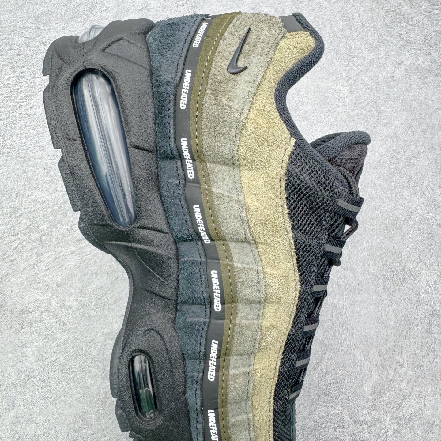 图片[6]-＃GX纯原 UNDEFEATED x NK Air Max 95 SP 纽约限定 联名黑绿 IB4523-200 经典重温 外单专供大厂出品 品质稳定 一百余色 终端操作 鞋款设计灵感源于人体构造 中底设计基于人体的脊柱构造 是整体设计的核心 尼龙孔眼代表了肋骨 而分层式面板和网眼象征着肌肉纤维和肉体组织 Air Max 95采用了两个独立的吹塑成型的Air-Sole单元 并首次在前掌使用可视化气垫设计 Swoosh logo夜当作一个 点符号放在了鞋子的后帮位置 20年的发展让 AIR MAX 95有了不同的故事 20年后再度面向世人的时候 焕然一新的面貌 让人有了另外一种清新脱俗的感觉 尺码：40 40.5 41 42 42.5 43 44 44.5 45 45.5 46 47.5 48.5-选品中心