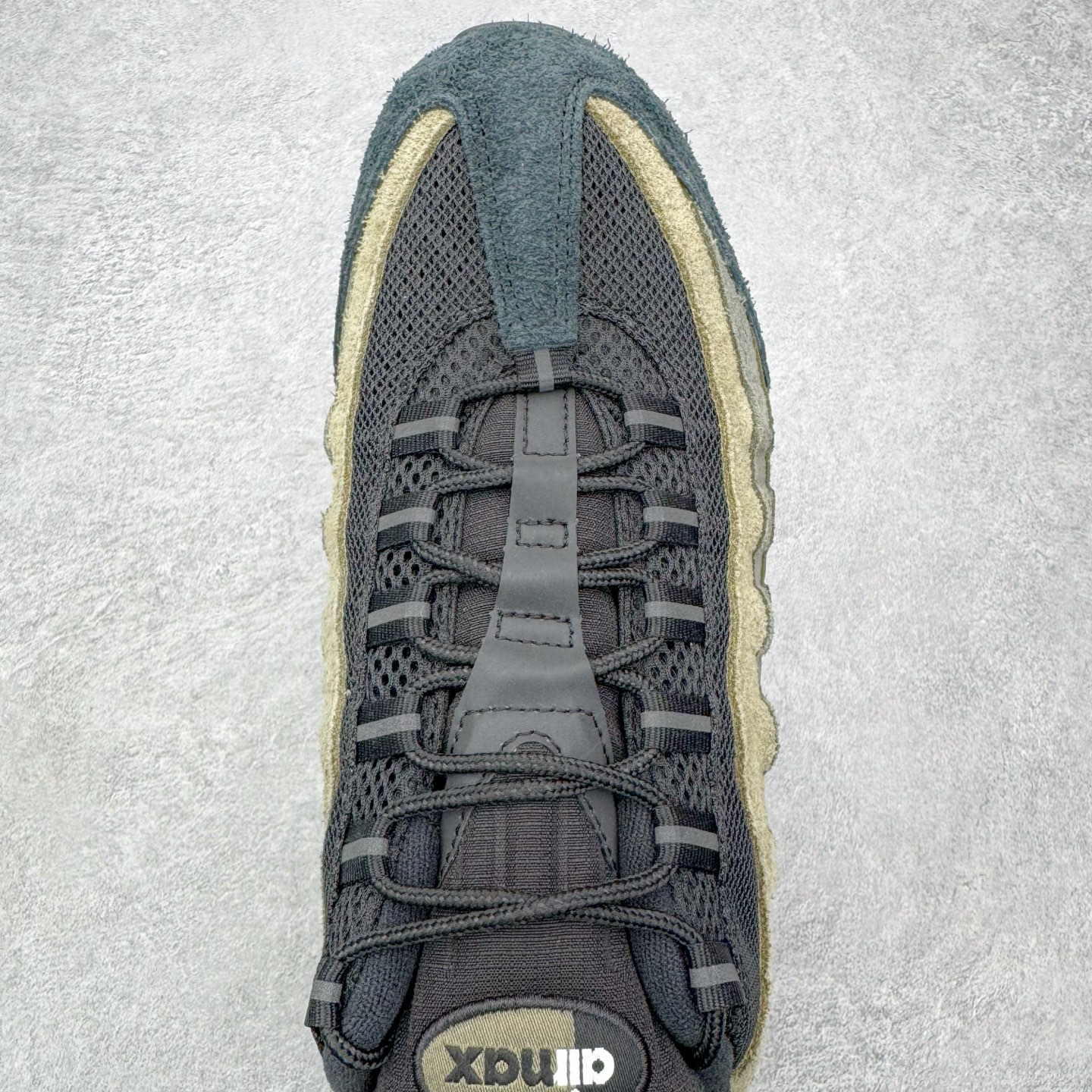 图片[4]-＃GX纯原 UNDEFEATED x NK Air Max 95 SP 纽约限定 联名黑绿 IB4523-200 经典重温 外单专供大厂出品 品质稳定 一百余色 终端操作 鞋款设计灵感源于人体构造 中底设计基于人体的脊柱构造 是整体设计的核心 尼龙孔眼代表了肋骨 而分层式面板和网眼象征着肌肉纤维和肉体组织 Air Max 95采用了两个独立的吹塑成型的Air-Sole单元 并首次在前掌使用可视化气垫设计 Swoosh logo夜当作一个 点符号放在了鞋子的后帮位置 20年的发展让 AIR MAX 95有了不同的故事 20年后再度面向世人的时候 焕然一新的面貌 让人有了另外一种清新脱俗的感觉 尺码：40 40.5 41 42 42.5 43 44 44.5 45 45.5 46 47.5 48.5-选品中心